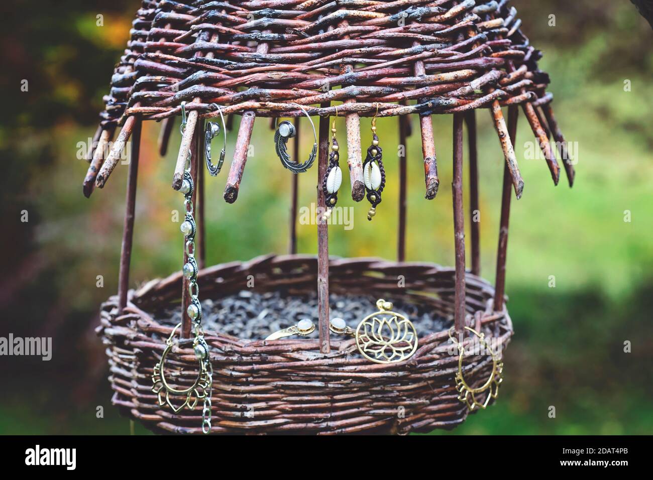 Außenaufnahme von handgefertigten Weidenvogel Futterhäuschen mit Sonnenblumenkerne Und Schmuck Stockfoto