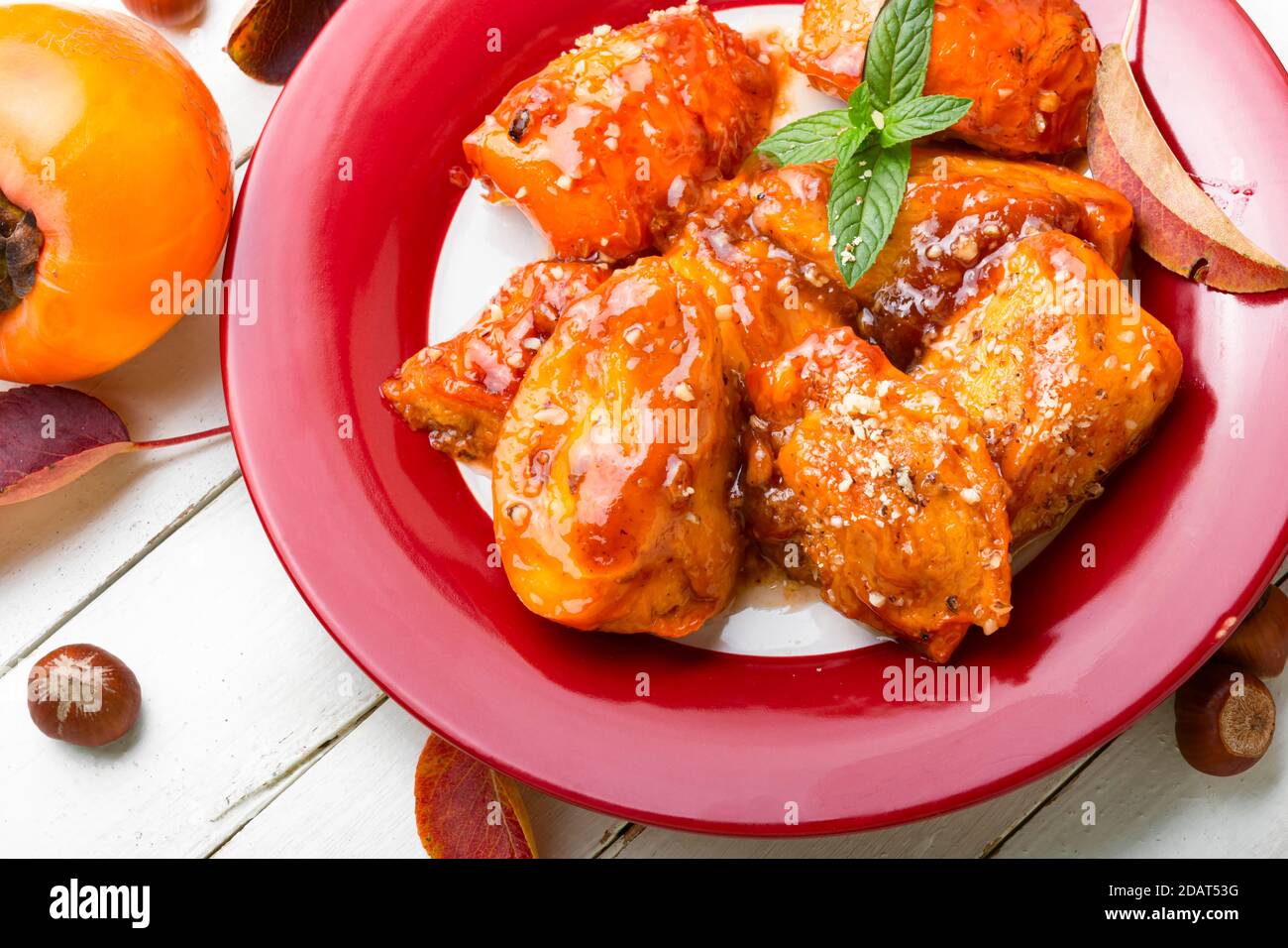 Stücke karamellisierten Persimmon. Herbst Dessert Süße, karamellisierte Persimmon. Stockfoto