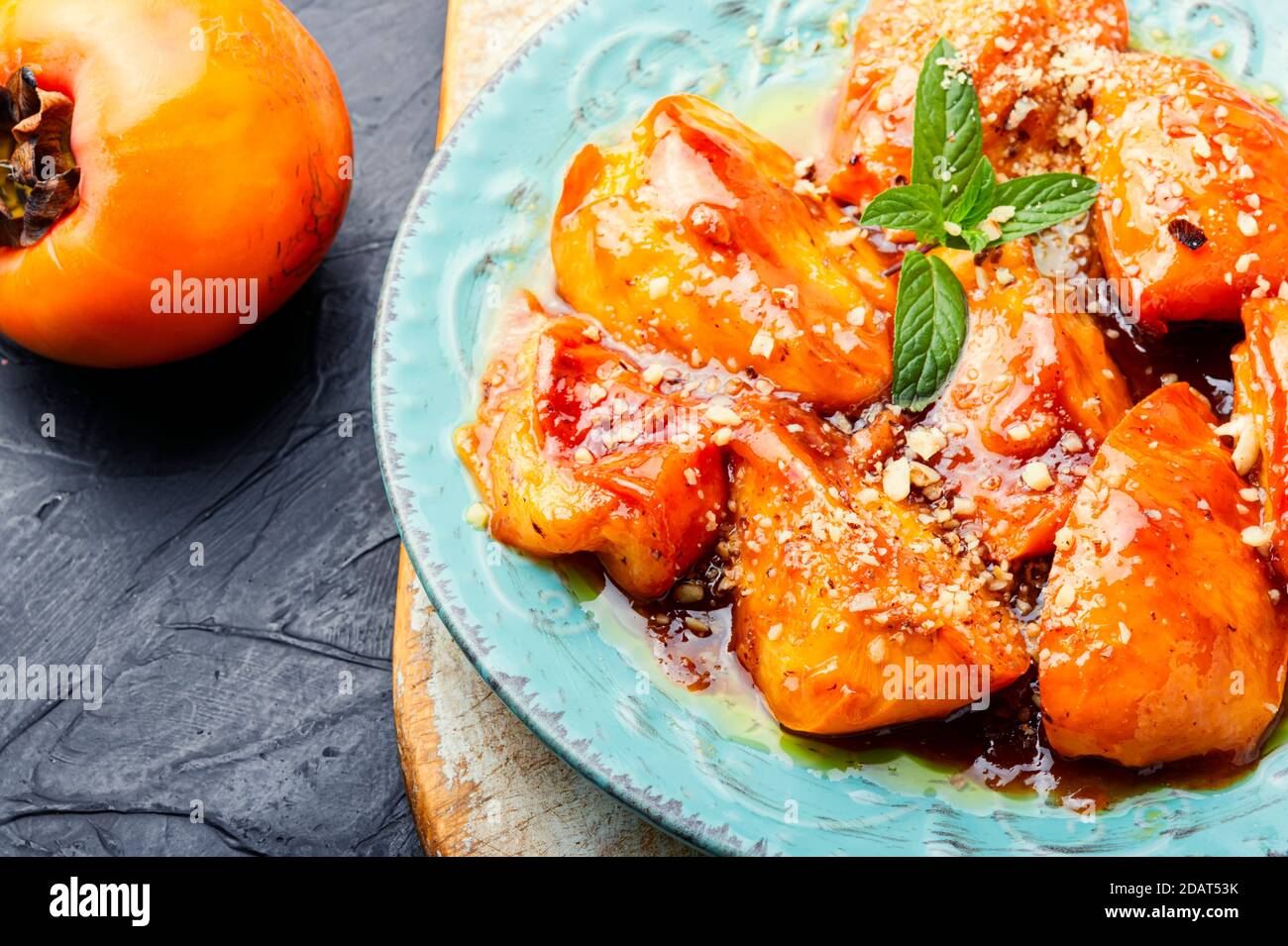 Stücke von karamellisiertem Persimmon.Herbst Dessert Süße, karamellisiertem Persimmon. Stockfoto