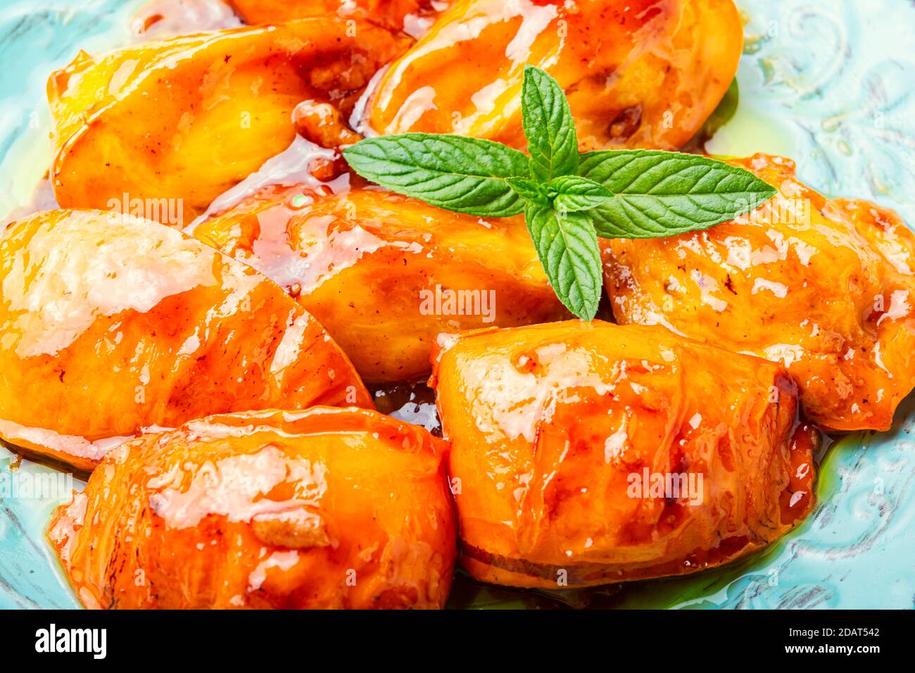 Stücke karamellisierten Persimmon. Herbst Dessert Süße, karamellisierte Persimmon. Stockfoto