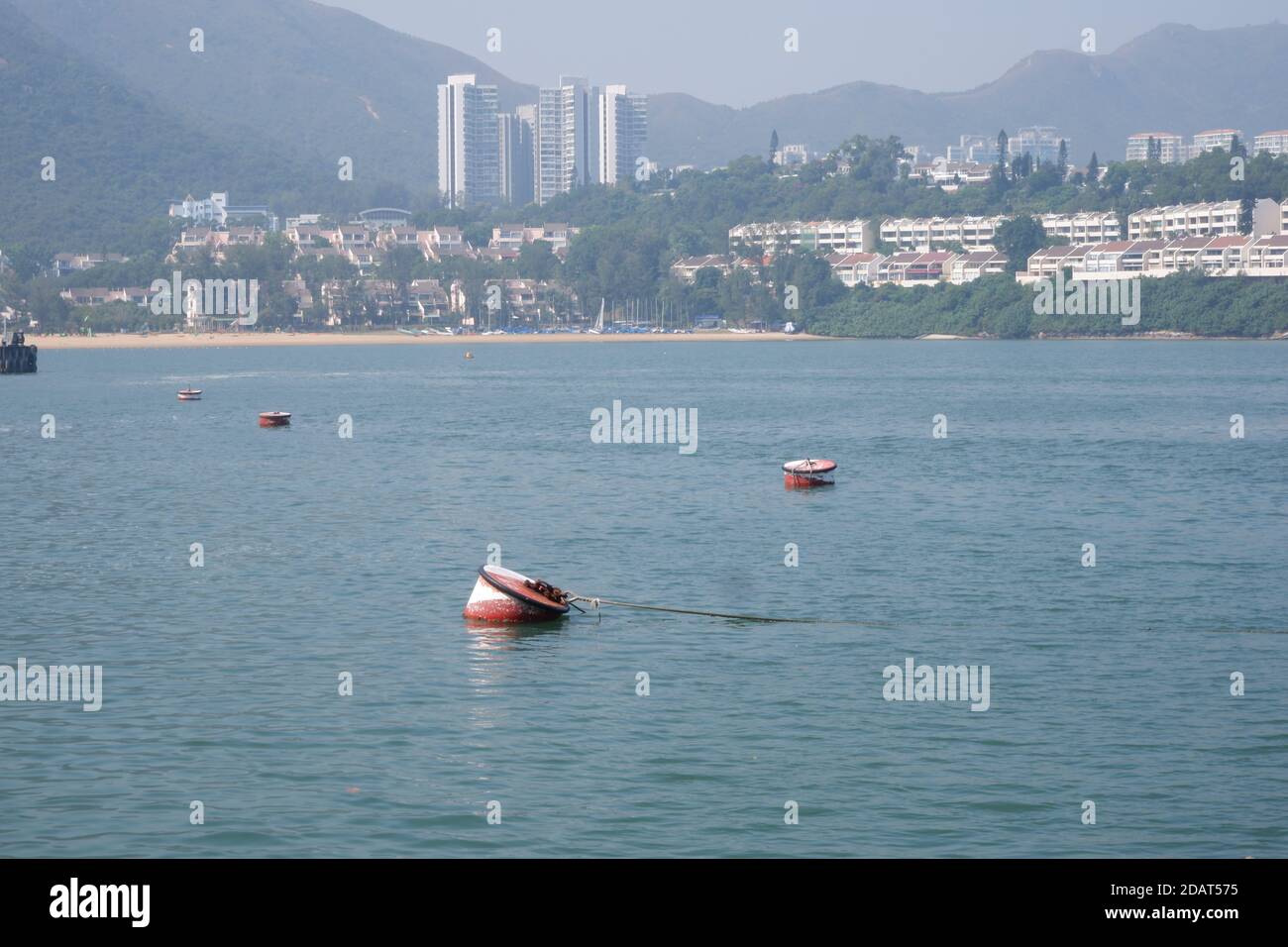 Meeresbojen in Hongkong, die nahe der Küste schwimmen Stockfoto