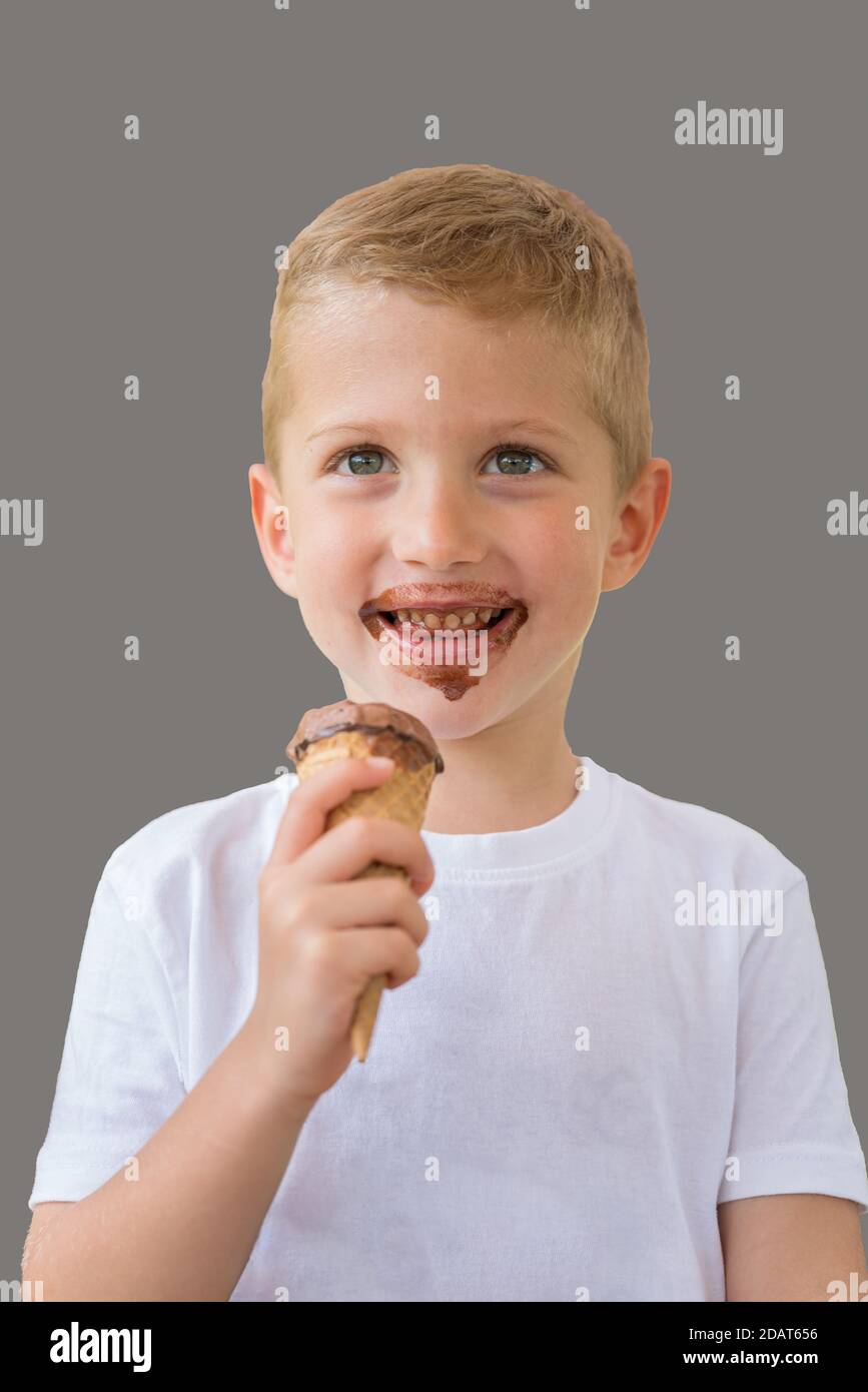 Baby Junge Kind halten Schokolade Eis in Waffeln Kegel Isoliert auf grauem Hintergrund mit freiem Textkopierbereich Stockfoto