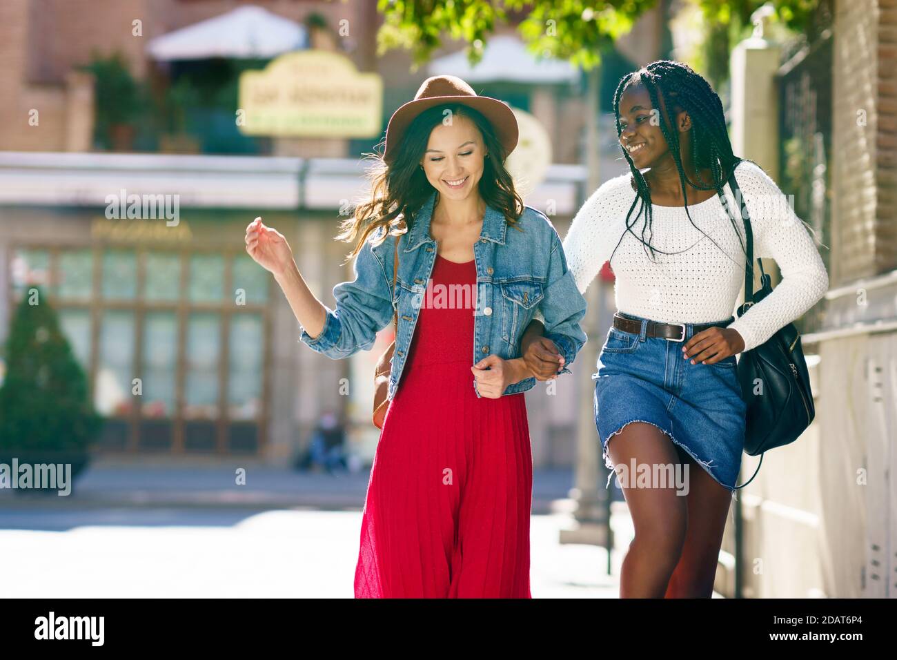 Zwei Frauen, die zusammen auf der Straße gehen. Multiethnische Freunde. Stockfoto