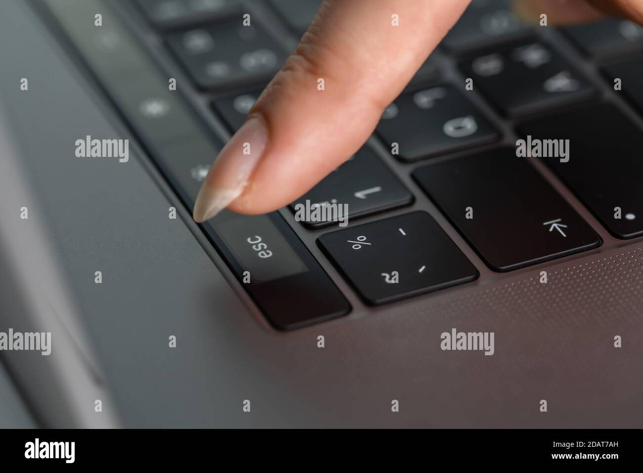 Nahaufnahme weibliche Hand drücken esc-Taste auf einer Laptop-Tastatur Stockfoto