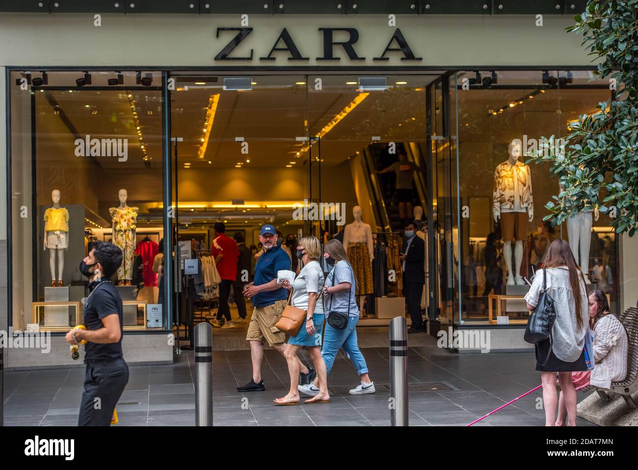 Melbourne, Australien. November 2020. Fußgänger gehen am Bekleidungsgeschäft und dem Logo Zara in der Bourke Street in Melbourne vorbei. Kredit: SOPA Images Limited/Alamy Live Nachrichten Stockfoto