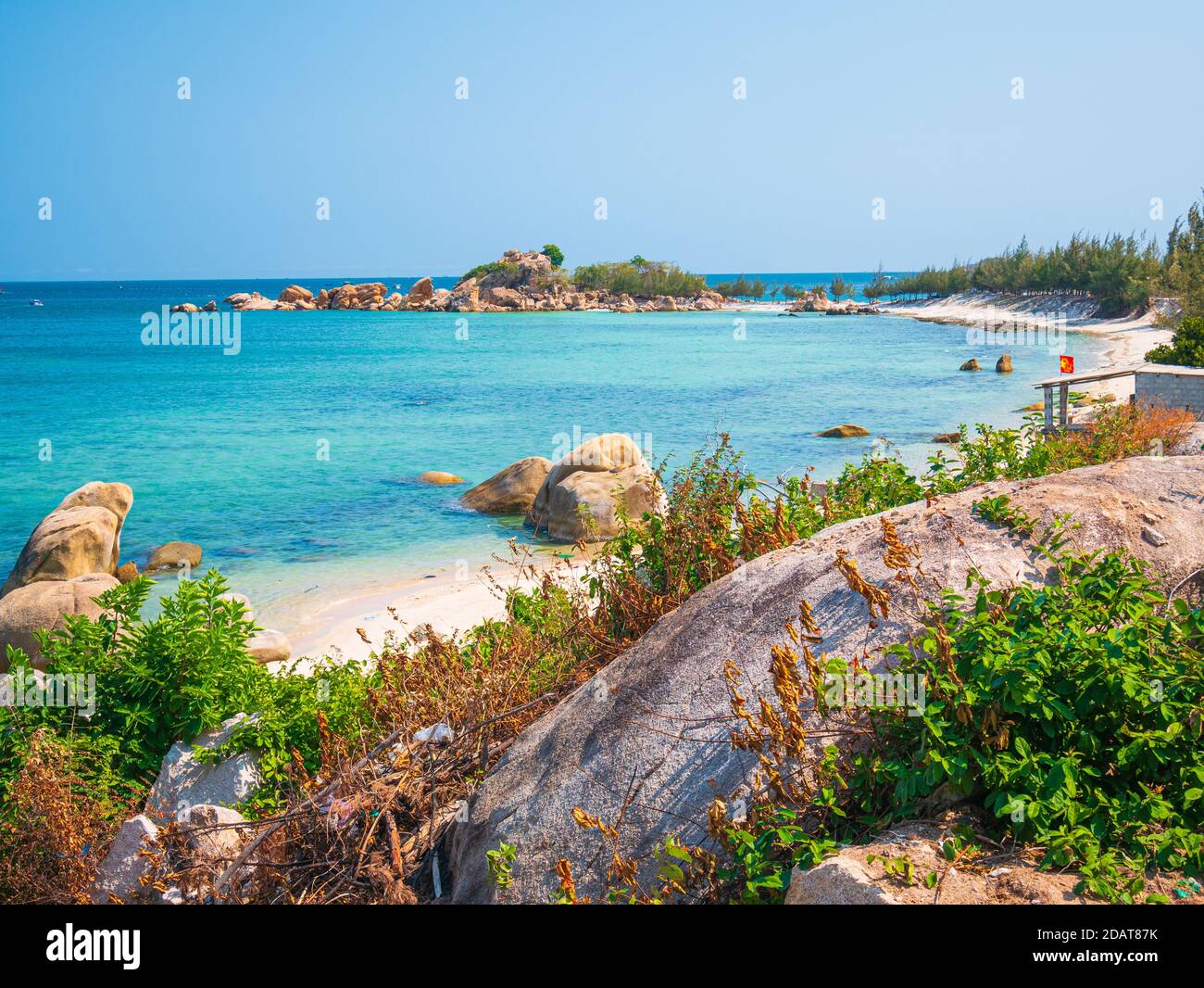 Wunderschöner tropischer Strand, türkisfarbenes Wasser, einzigartige Felsbrocken, Cam Ranh Nha Trang Vietnam südöstliche Küste Reiseziel, Wüstenstrand Stockfoto