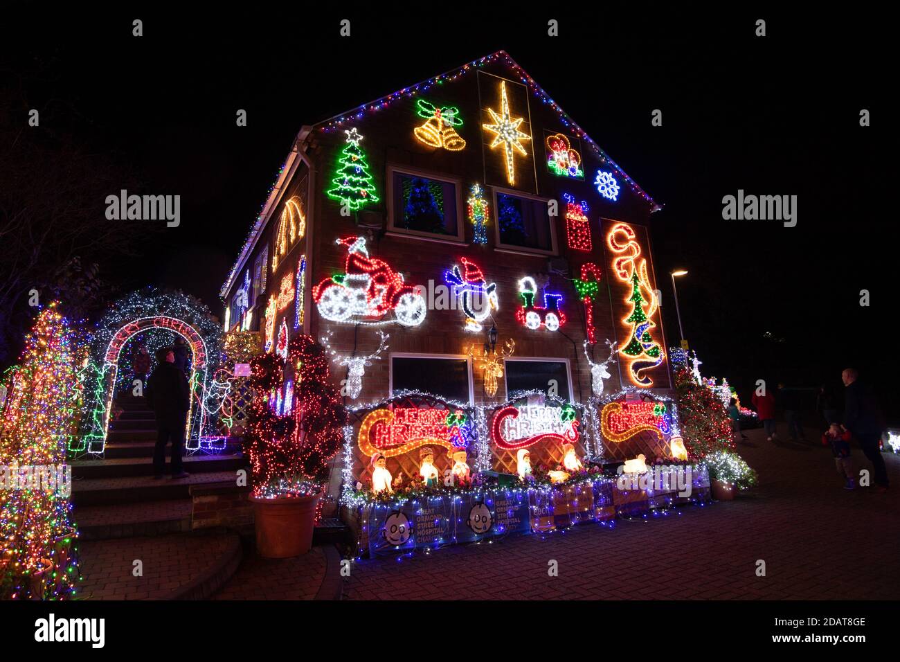 Das Haus von Helen und John Attlesey in Soham in Cambridgeshire, dekoriert mit Hunderten von Weihnachtslichtern, um ein wenig Freude zu verbreiten und die Weihnachtsfeierlichkeiten früh zu beginnen. Stockfoto