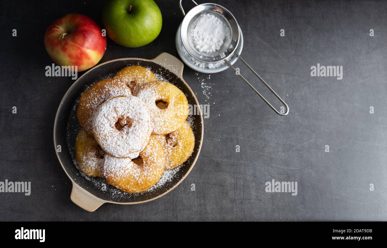 Hausgemachte Dessert-Apfel-Fritten mit Bio-Zutaten. Draufsicht. Stockfoto