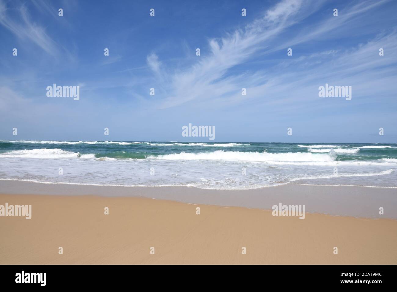 Frankreich, Aquitaine, Atlantischer Ozean, im Süden des Arcachon-Beckens ein Strand bei ansteigender Flut mit spektakulären Wellen in einer herrlichen Naturlage. Stockfoto