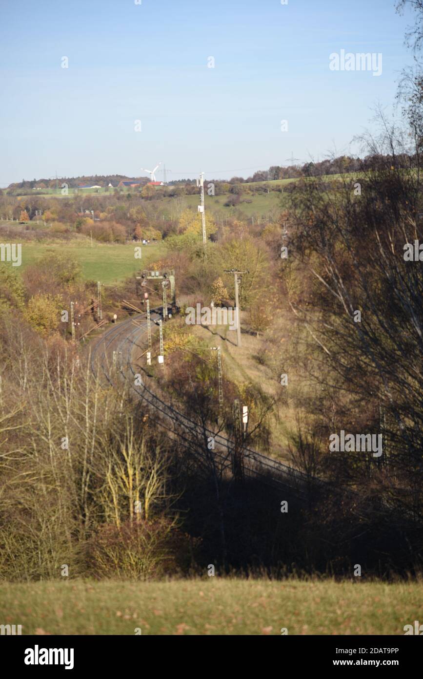 Schienen, die in Richtung Herbst führen Stockfoto