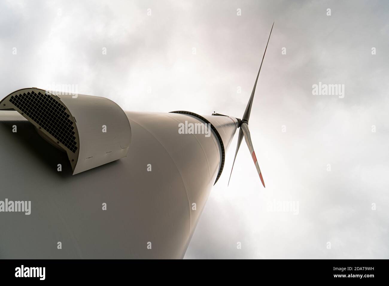 Green Energy Windmühle, Windturbinen in belgien Region izegem. Einzigartiger Froschblick von der Windmühle am Himmel kombiniert mit blauem bewölktem Himmel. Stockfoto