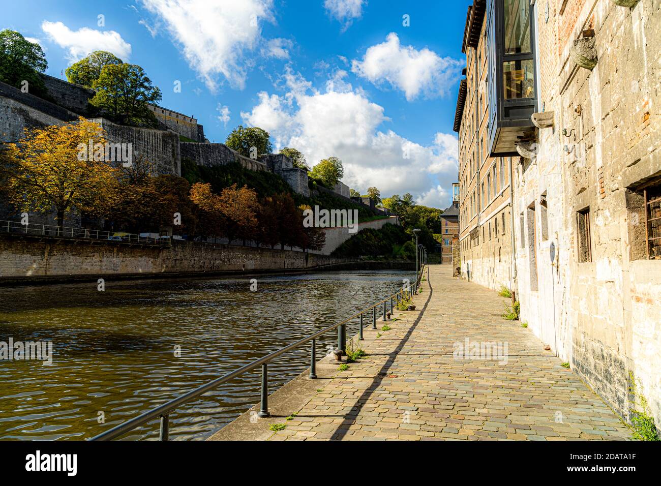 Toeristische Bilder der Stadt Namen. Weitwinkelaufnahme aus Vogelperspektive von namur mit dem Fluss maas, la meuse. Das Beste von belgien, wallonie in einem foto Stockfoto