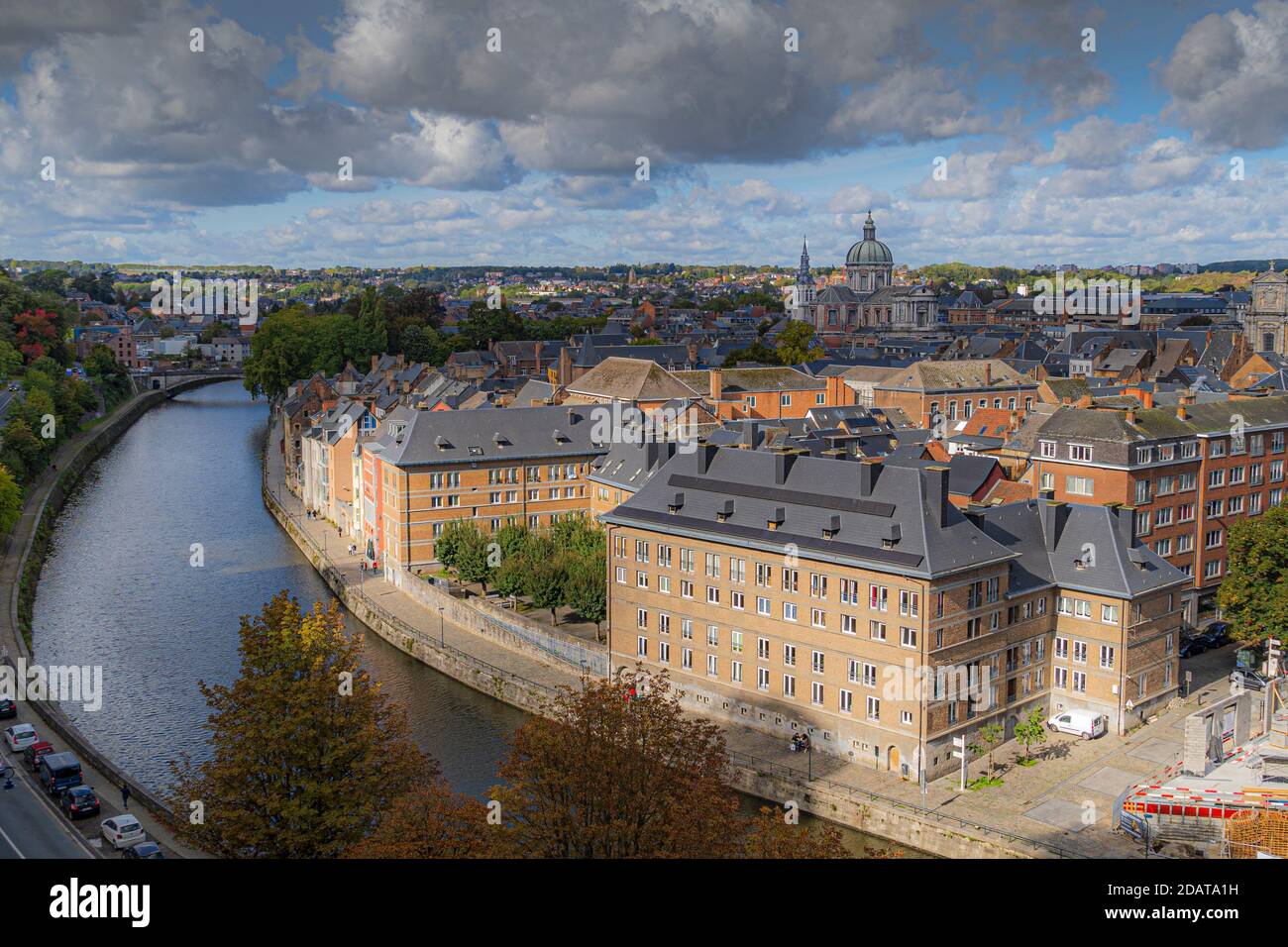 Toeristische Bilder der Stadt Namen. Weitwinkelaufnahme aus Vogelperspektive von namur mit dem Fluss maas, la meuse. Das Beste von belgien, wallonie in einem foto Stockfoto