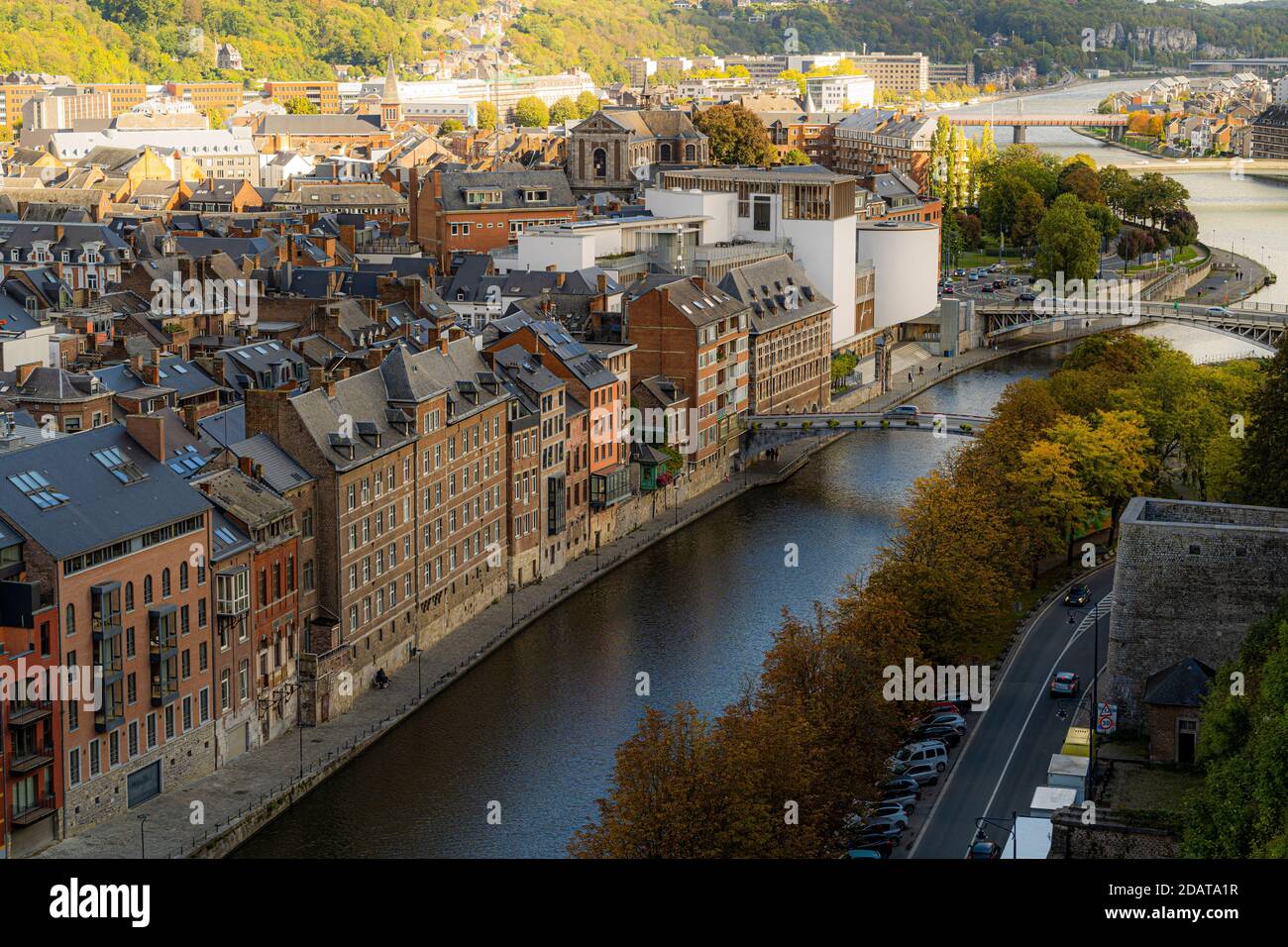 Toeristische Bilder der Stadt Namen. Weitwinkelaufnahme aus Vogelperspektive von namur mit dem Fluss maas, la meuse. Das Beste von belgien, wallonie in einem foto Stockfoto