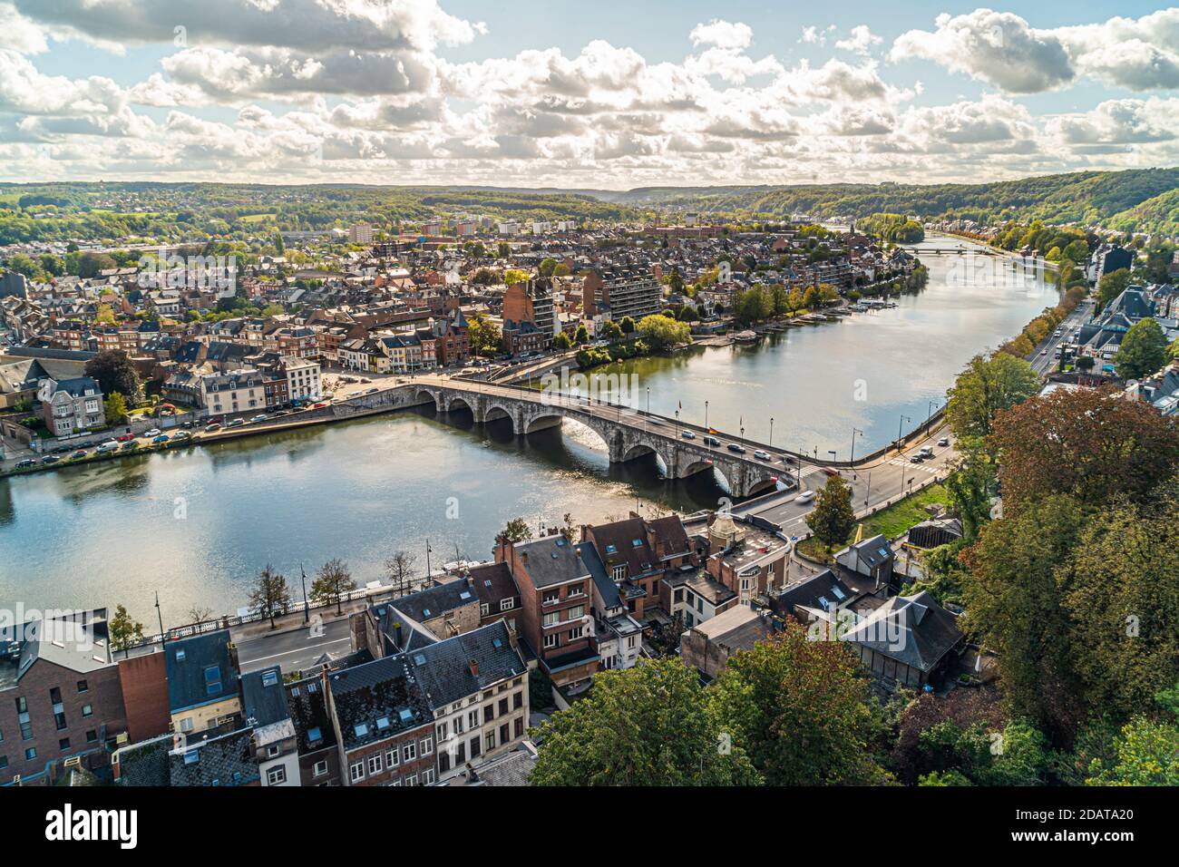 Toeristische Bilder der Stadt Namen. Weitwinkelaufnahme aus Vogelperspektive von namur mit dem Fluss maas, la meuse. Das Beste von belgien, wallonie in einem foto Stockfoto