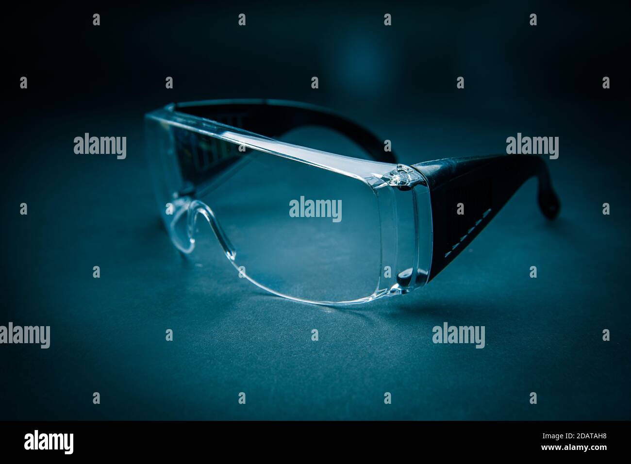 Brille auf dunklem Hintergrund. Foto mit Kopierraum. Stockfoto