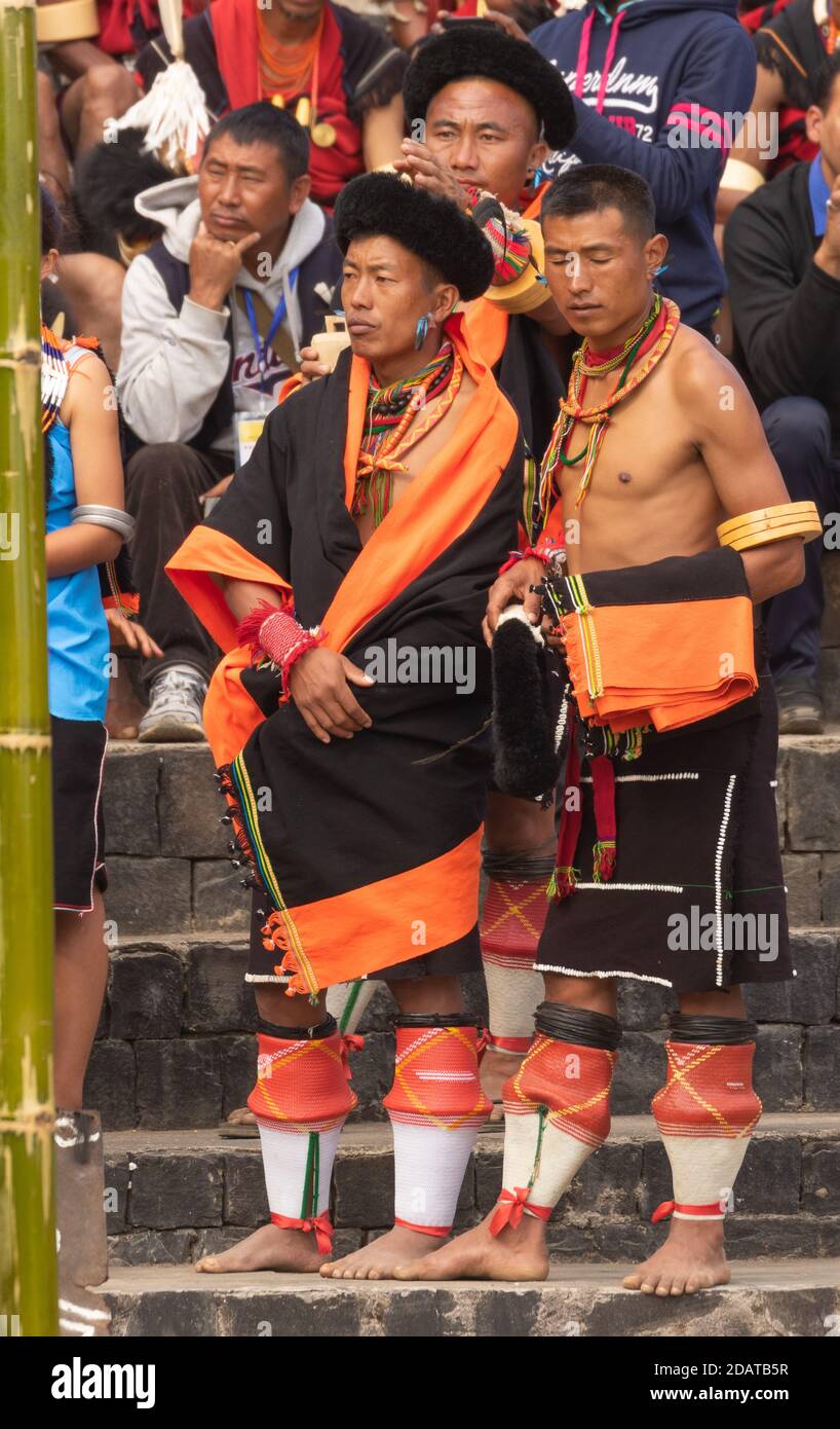 Naga Tribesmen tragen ihre traditionelle Kleidung und stehen zusammen in Kisama Heritage Village Arena in Nagaland Indien am 4. Dezember 2016 Stockfoto