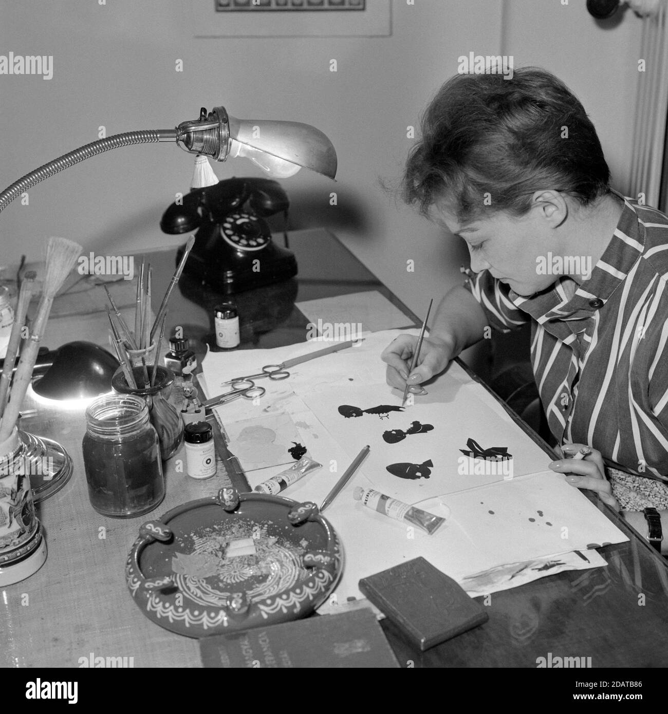 An ihrem Schreibtisch sitzende Künstlerinnen zeichnen und malen Cartoons 60er Jahre ungarn Stockfoto
