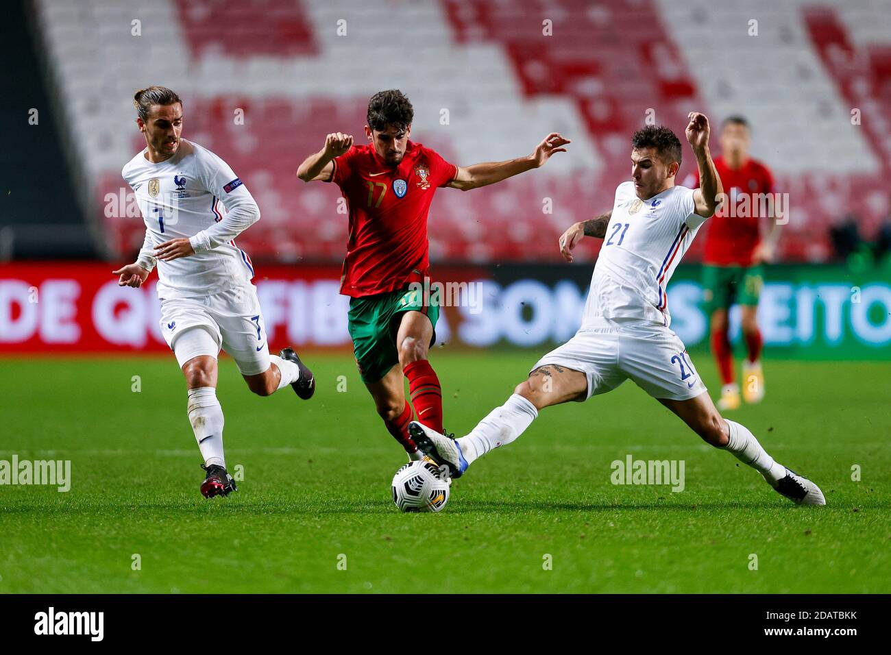 (201115) -- LISSABON, 15. November 2020 (Xinhua) -- Portugals Francisco Trincao of Portugal (C) spielt mit Frankreichs Lucas Hernandez (R) während ihres Fußballspiels der UEFA Nations League in Lissabon, Portugal, 14. November 2020. (Foto von Diogo Pinto/Xinhua) Stockfoto