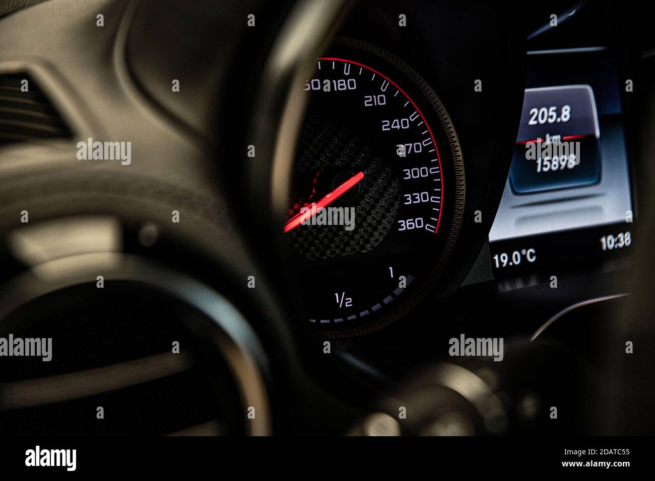 Armaturenbrett und Tachometer und andere Anzeigen Stockfoto