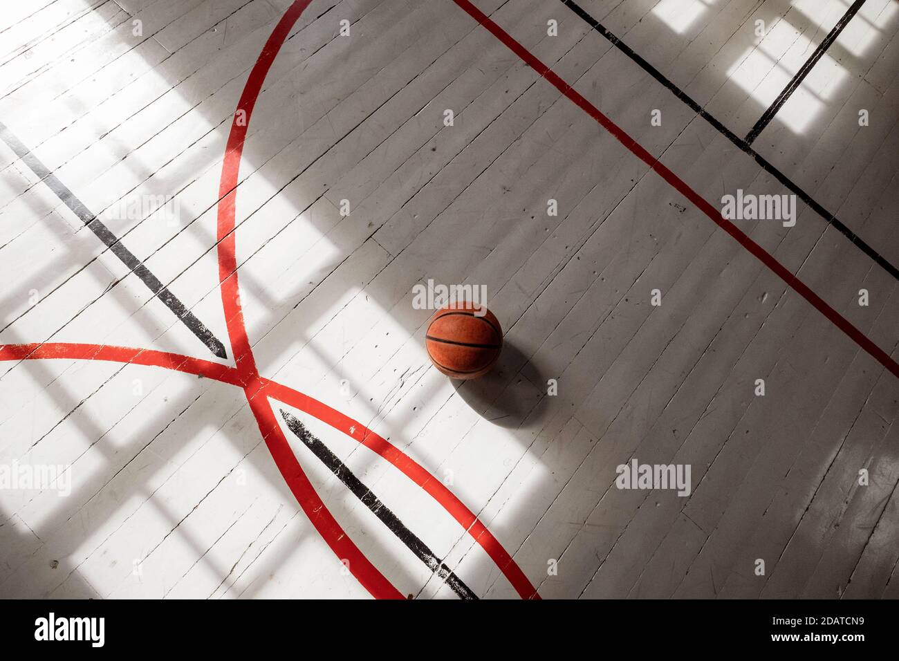 Der Innenraum eines Retro-Basketballplatzes in einem alten Gymnasium Stockfoto