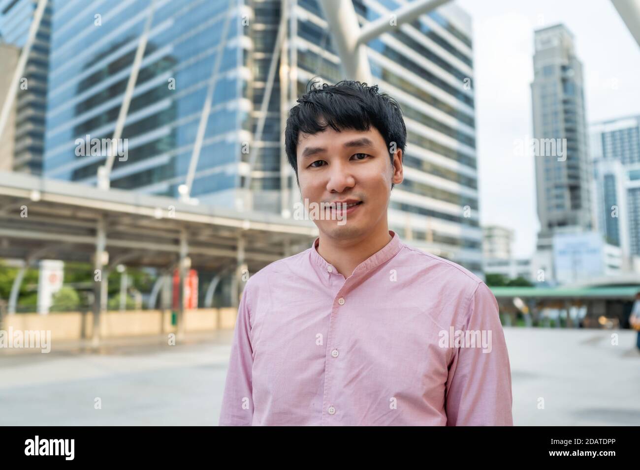 Glücklicher asiatischer Mann in der Stadt Stockfoto