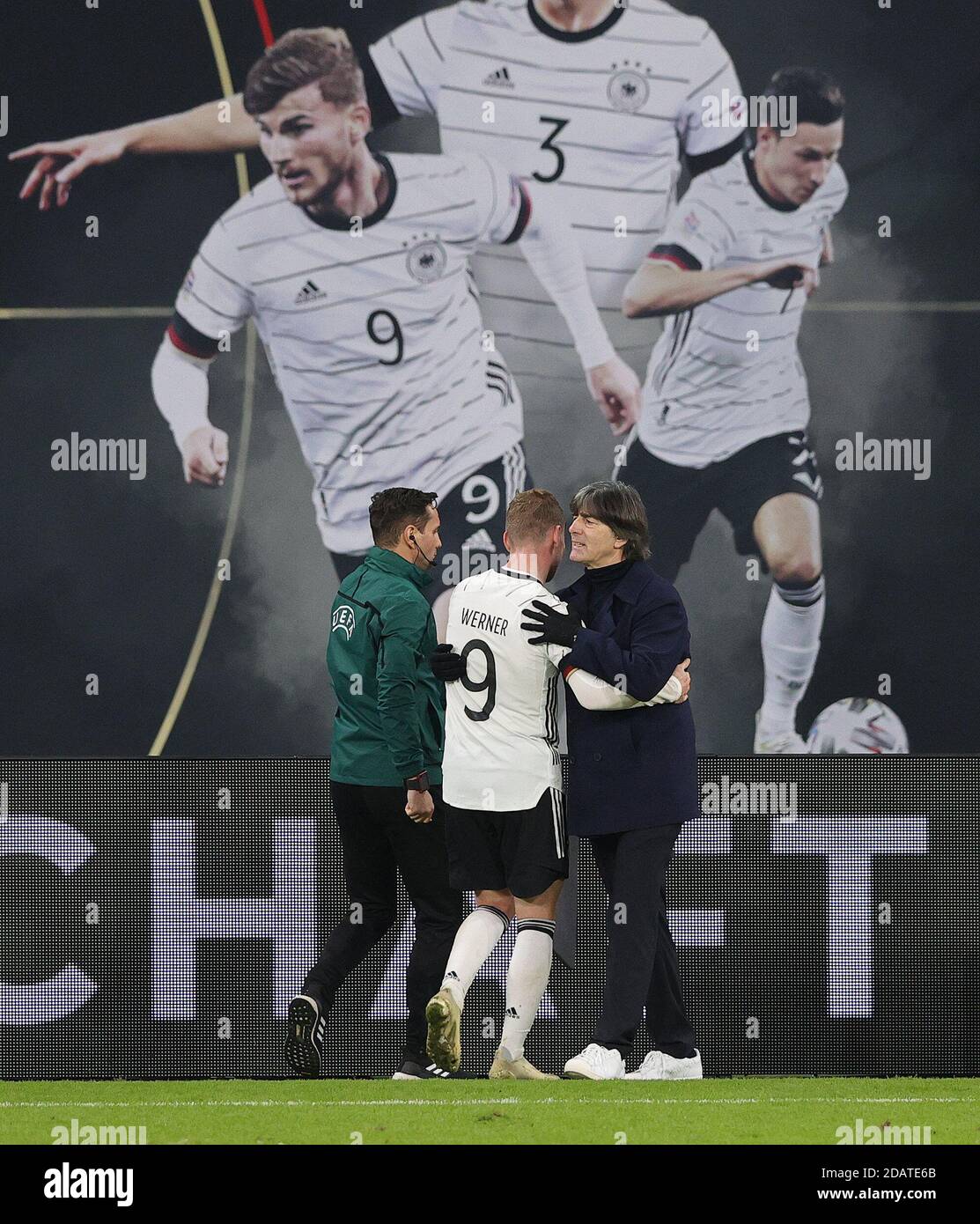 Leipzig, Deutschland. 15. Nov, 2020. firo: 14.11.2020 Fußball, Fußball: UEFA NATIONS LEAGUE, Landerspiel Nationalmannschaft Deutschland, GER - Ukraine 3: 1 Timo WERNER, GER, Ersatz durch Nationaltrainer Joachim LOW, GER, im Hintergrund Foto von Timo WERNER Quelle: dpa/Alamy Live News Stockfoto