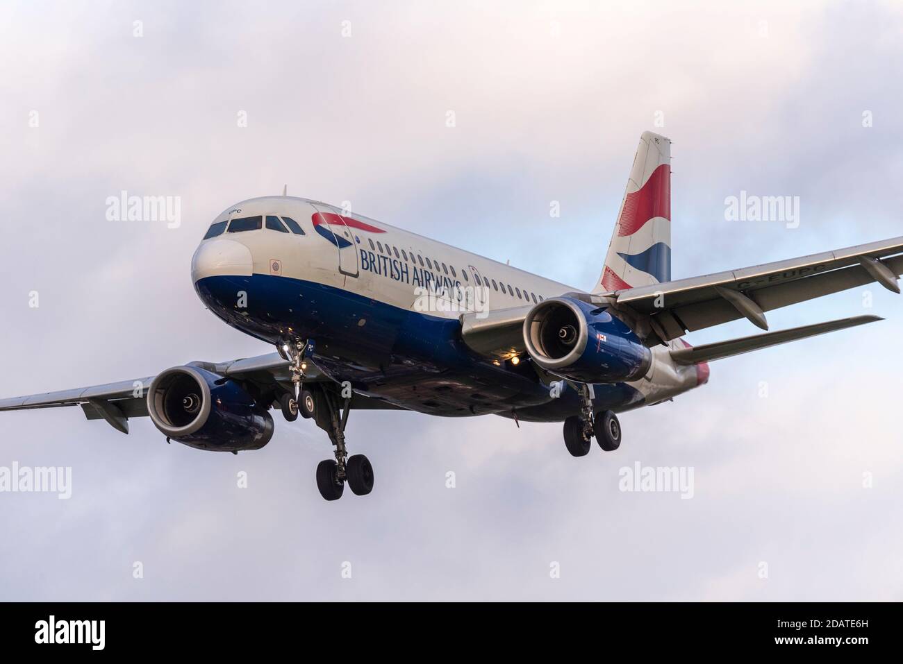 British Airways Airbus A319 Jet-Linienflugzeug G-EUPC auf dem Anflug auf den Flughafen London Heathrow, Großbritannien, während der COVID 19-Sperre. Kleines Arbeitspferd Stockfoto