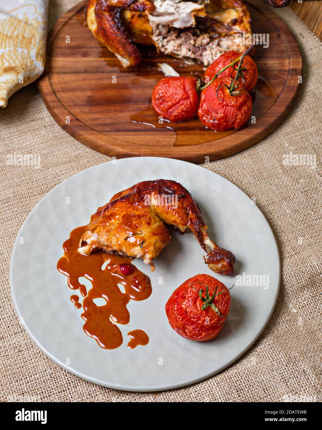 Hähnchen im Ofen mit Tomaten und Sauce gebacken. Stockfoto