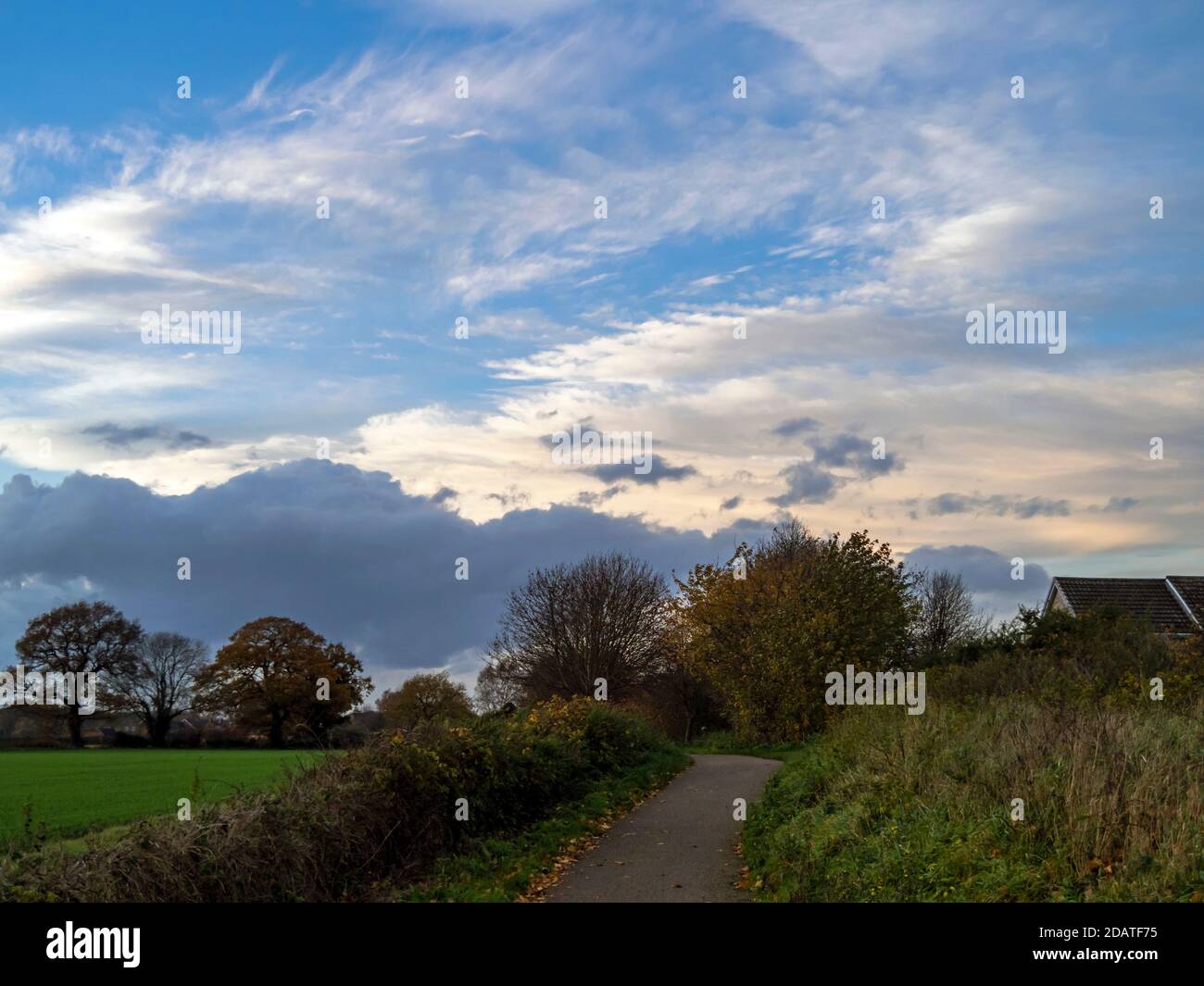 Schöner blauer Himmel mit weißen Wolken über dem Trans Pennine Trail bei Bishopthorpe bei York, England Stockfoto