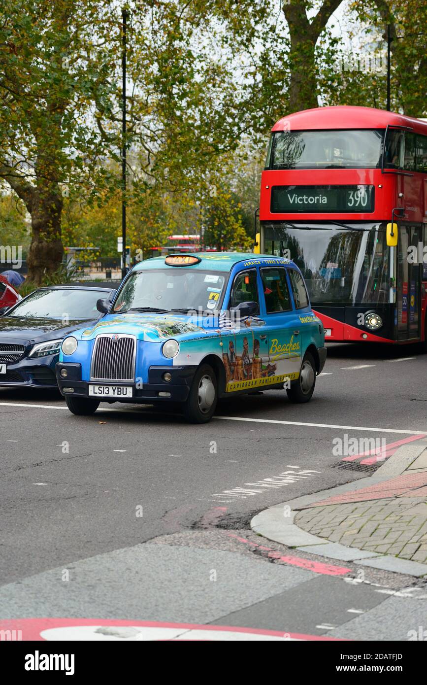 Taxi-Taxi und Doppeldecker roten Bus, Park Lane, London, Großbritannien Stockfoto