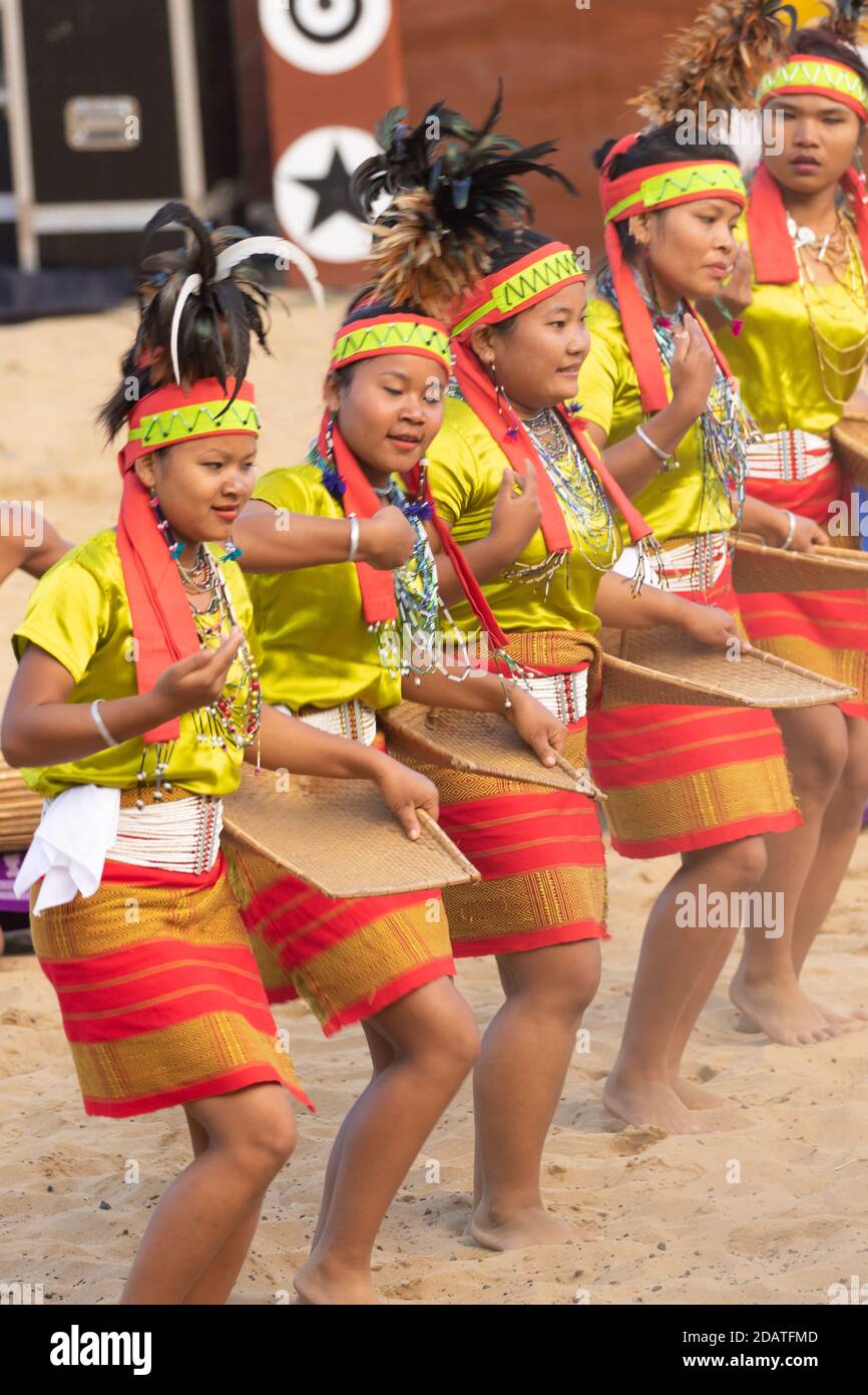 Tribal Volkstanz von Nord-Ost-Indien wird durchgeführt Kisama Heritage Dorf in Nagaland Indien am 3. Dezember 2016 Stockfoto