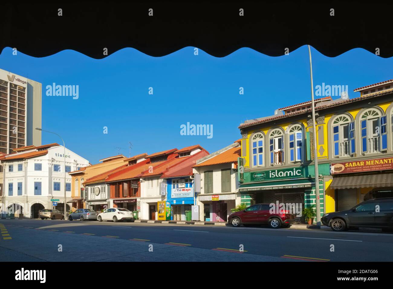 Bunt restaurierte Ladenhäuser in der North Bridge Road im Kampong Glam / Arab Street Viertel von Singapur, traditionell ein malaiisch / muslimisch Gebiet Stockfoto