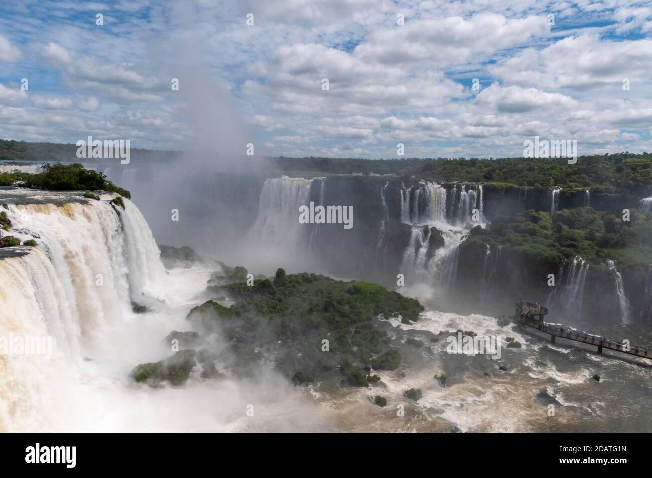 Ein langer Fußweg, voller Besucher, der sich vor den Floriano-Fällen an den Iguazu-Wasserfällen im Nationalpark, Brasilien, erstreckt. Auf den Gegenwegen Stockfoto