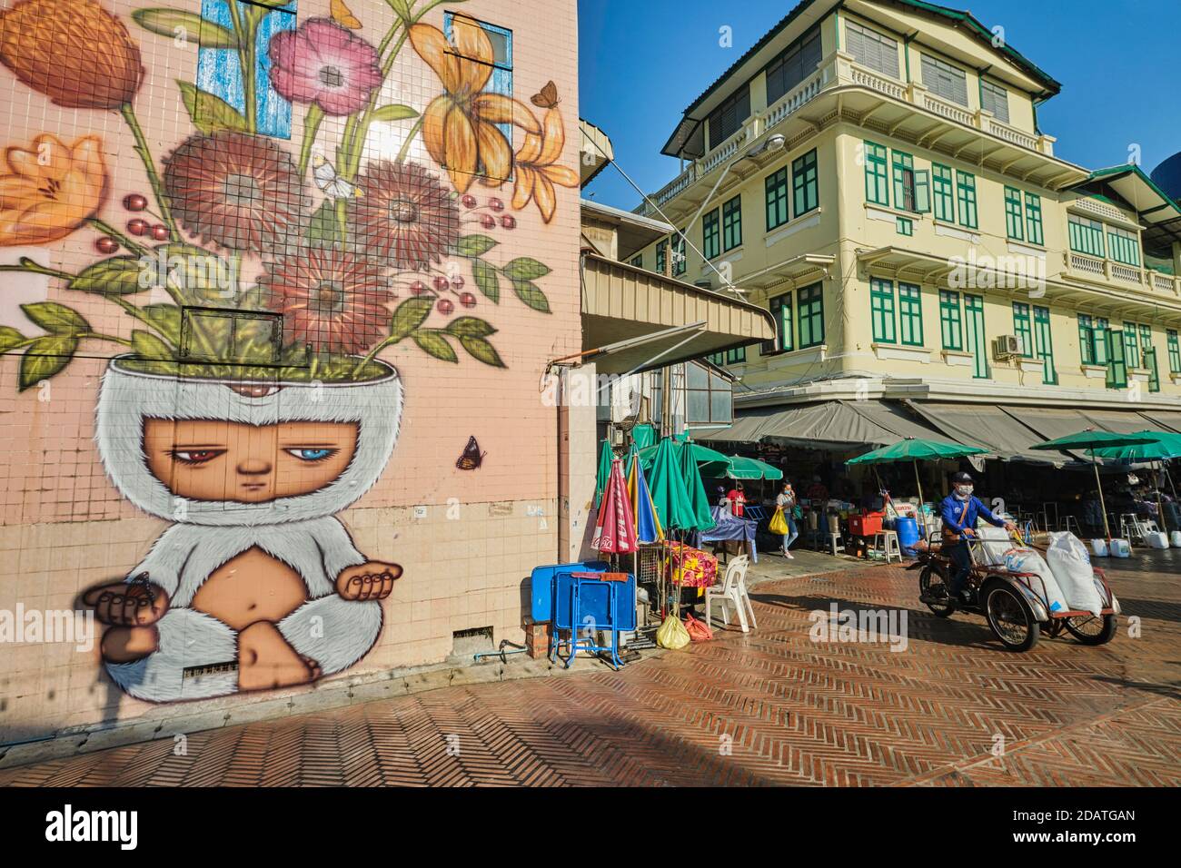 Ein Wandgemälde des thailändischen Künstlers Alex Face mit seinem dreiäugigen Charakter Mardi meditierend; von Klong Ong Ang, Phahurat / Chinatown Area, Bangkok, Thailand Stockfoto