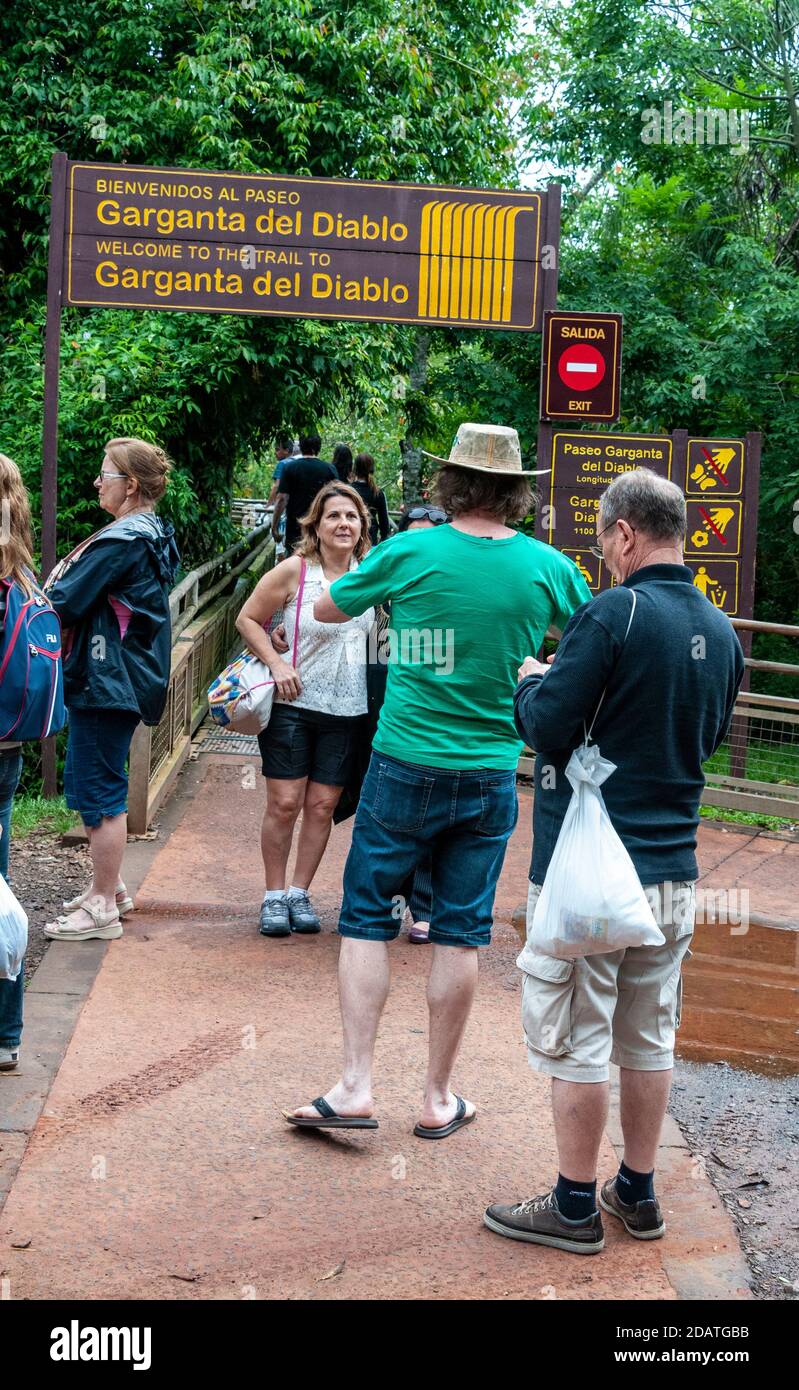 Die Besucher kommen auf dem Wanderweg Garganta del Diablo an - dem letzten Bahnhof am Ende der Linie für den Dschungelzug. Es ist ein Kilometer Stockfoto