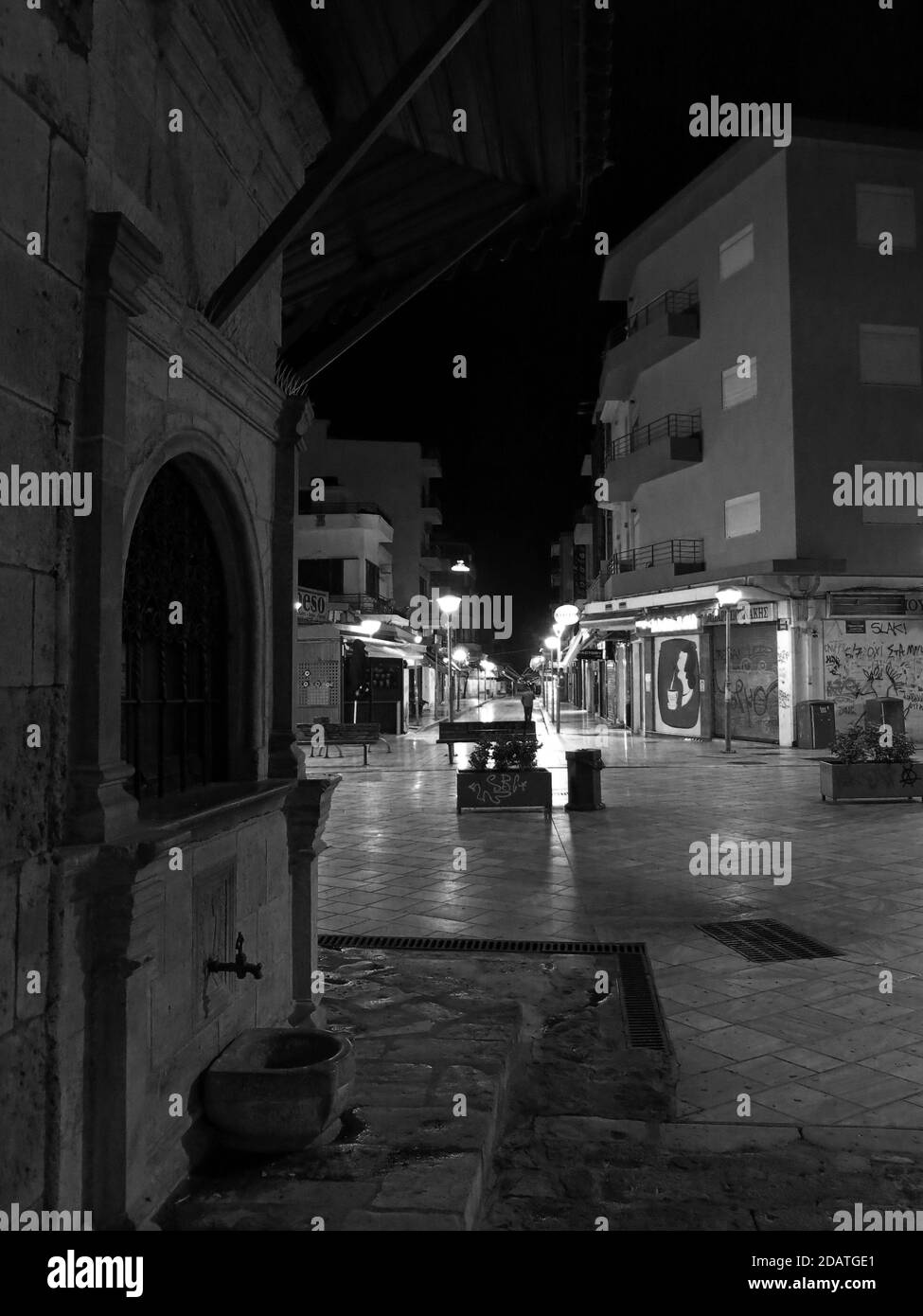 Der südliche Eingang zum Hauptmarkt in Heraklion, Kreta leer von Menschen während Quarantänestunden. Konzept: Soziale Distanzierung, Quarantäne. Stockfoto