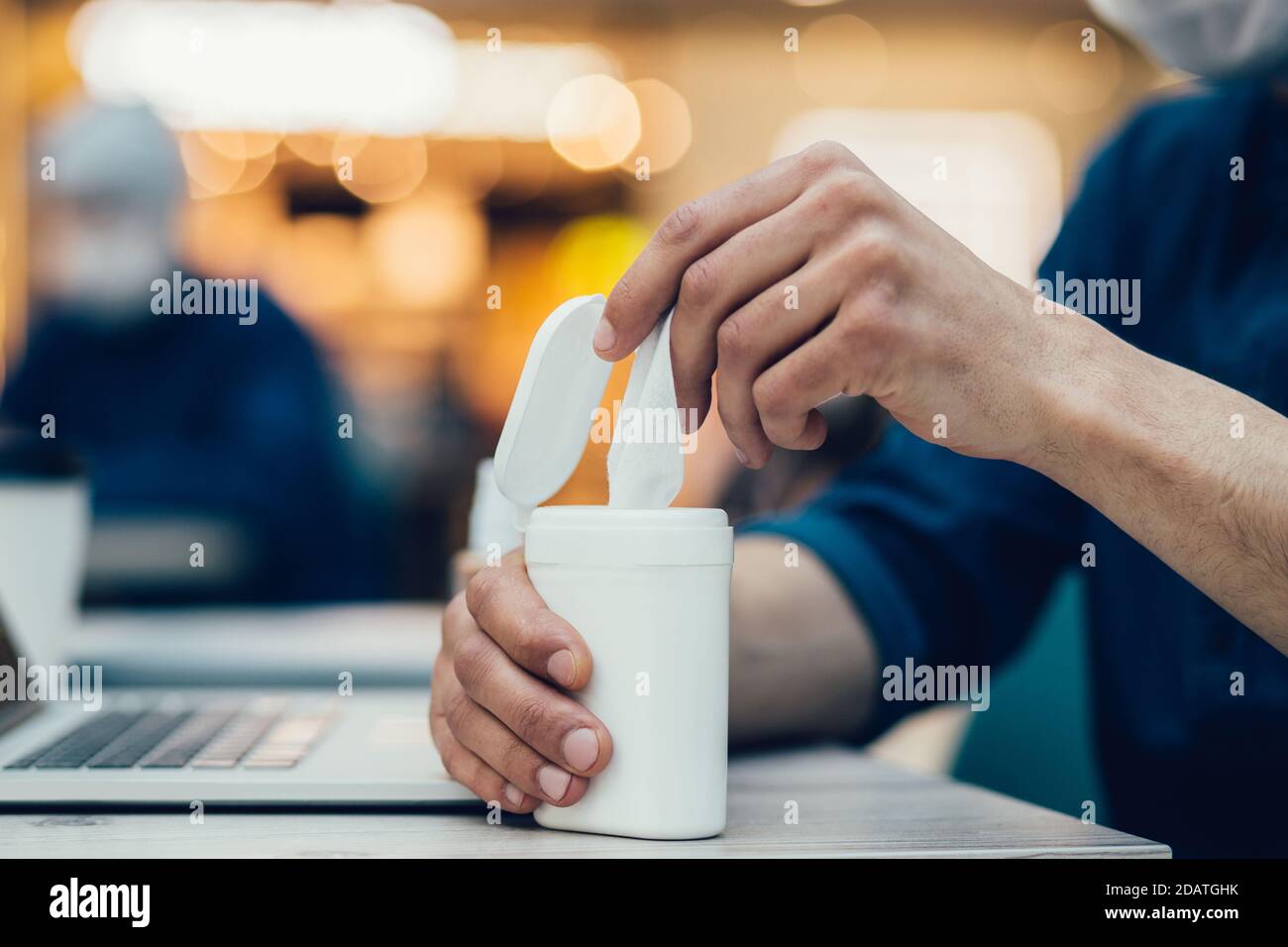 Nahaufnahme. Junger Mann mit antiseptischen Wischtüchern Stockfoto