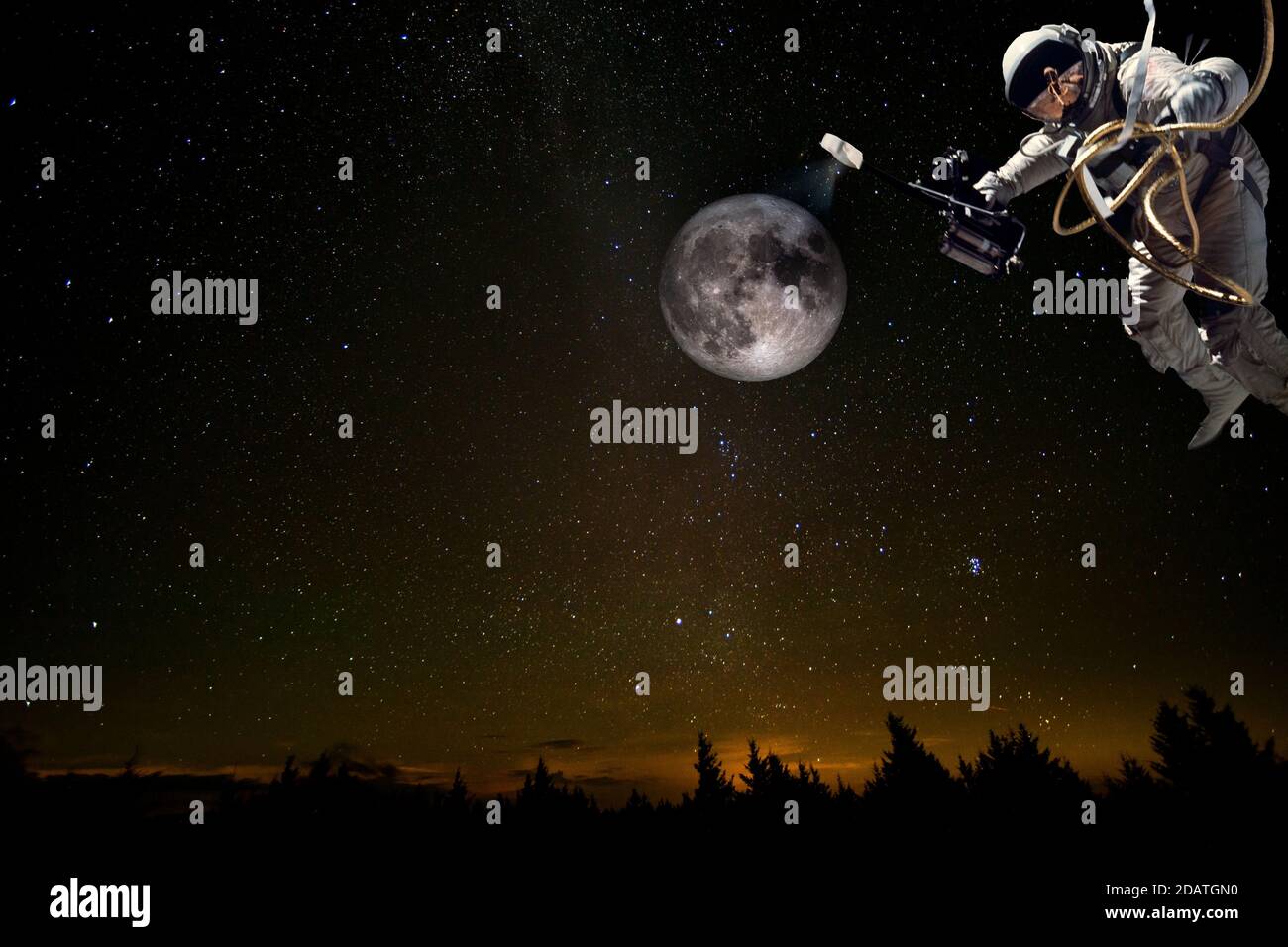 Astronaut im Weltraum erkundet den Mond und beleuchtet ihn mit Taschenlampen. Collage mit Kopierraum am nächtlichen Sternenhimmel, pädagogische Forschung Stockfoto