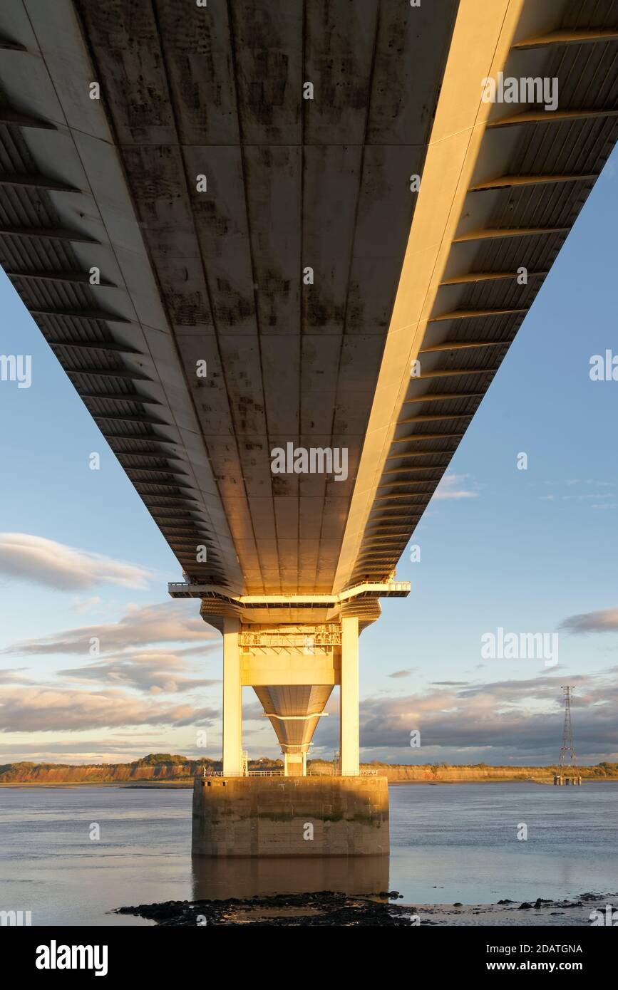 Late Sun auf der Unterseite der Severn Bridge bei Beachley Old Ferry, Gloucestershire, Großbritannien Stockfoto