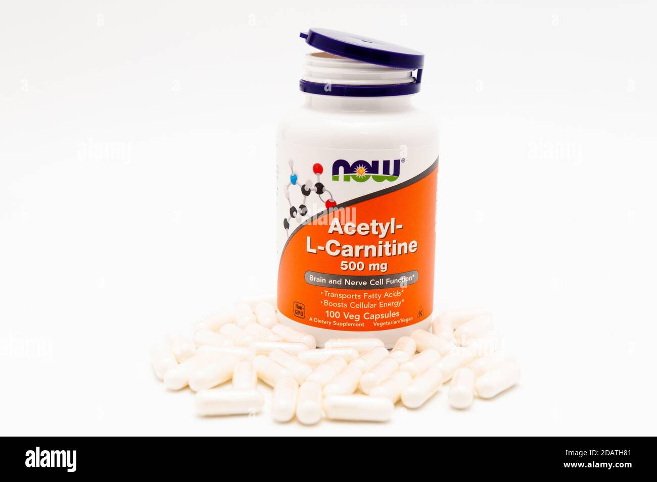 l carnitin lebensmittel Jetzt Lebensmittel, Acetyl-L-Carnitin, 500 mg, 100 Veg Kapseln und mehrere  vor der Flasche verstreut. Isoliert auf weißem Hintergrund. Horizontale  Aufnahme Stockfotografie