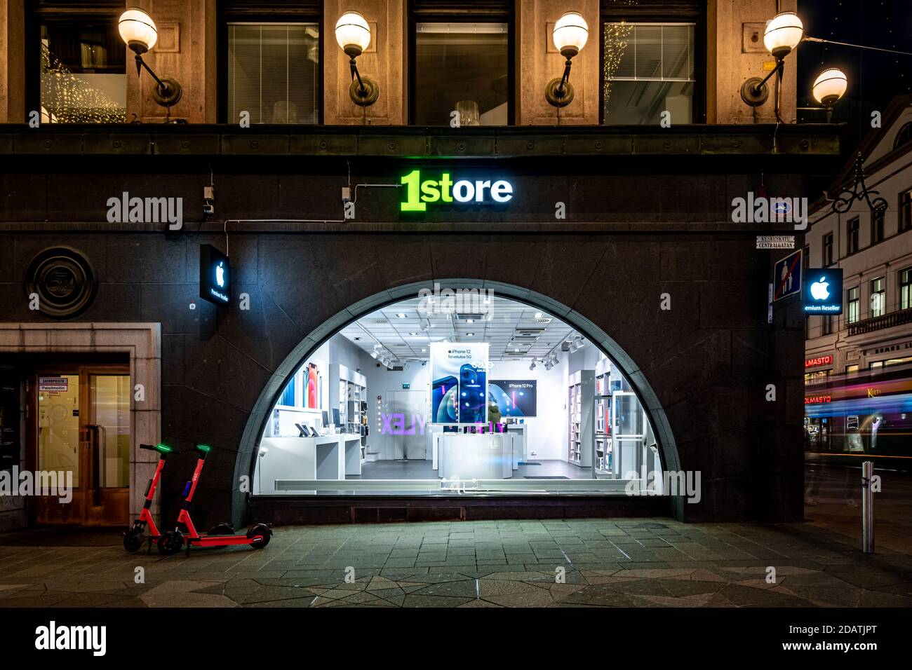 Finnland, Helsinki – 10. November 2020: 1store ist ein Apple Premium Reseller in Helsinki. Der Laden in der Aleksanterinkatu Straße. Stockfoto