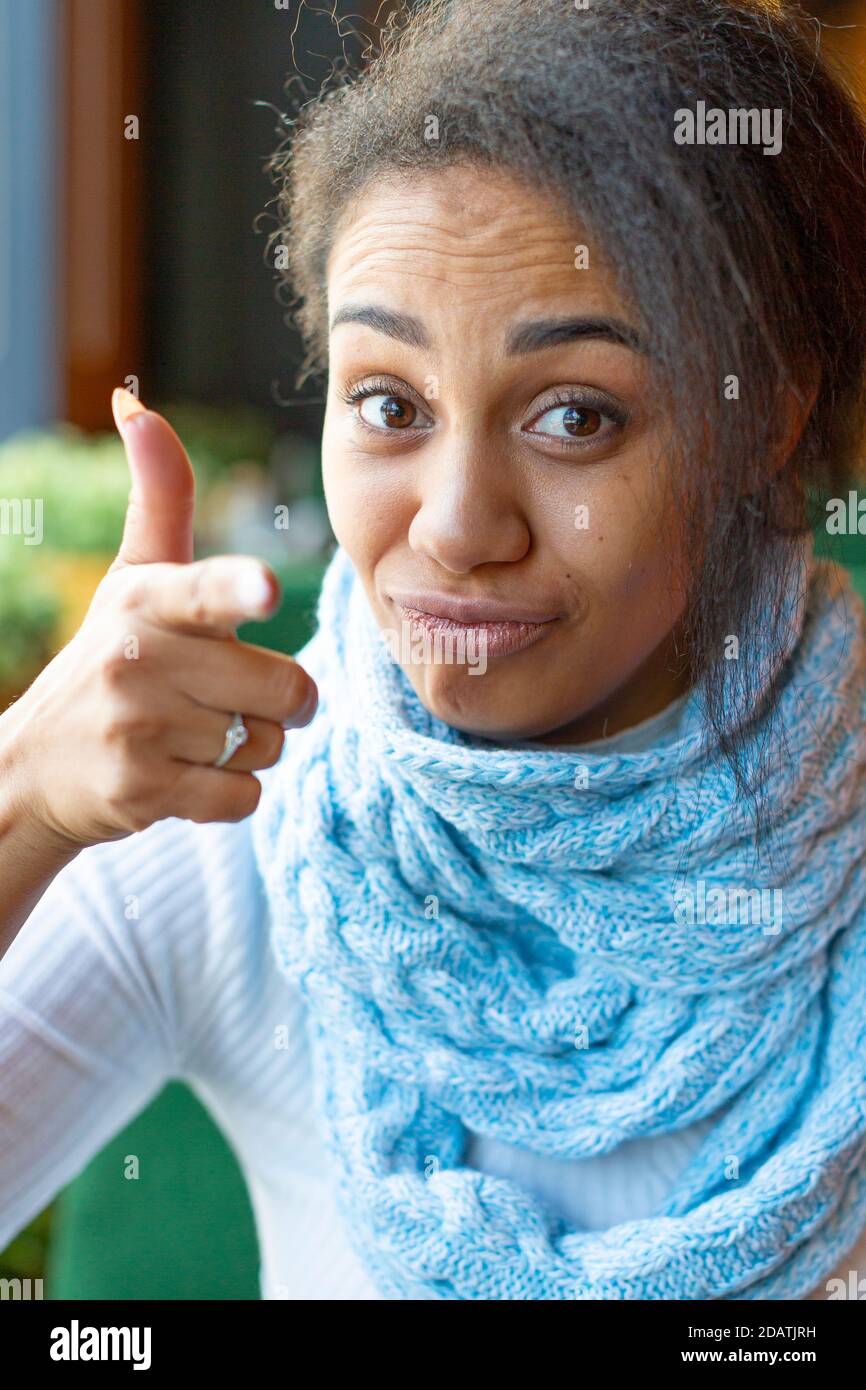 Porträt einer afroamerikanischen Frau, die einen Videoanruf macht. Sie zeigt mit dem Finger auf dich. Nahaufnahme. Stockfoto