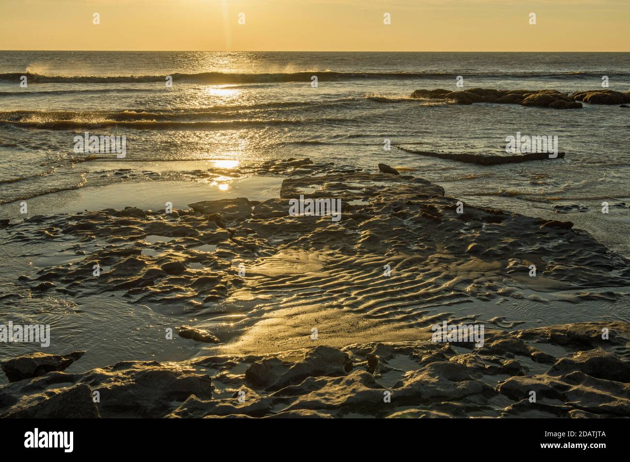 The Shore at Dunraven Bay an der Glamorgan Heritage Coast at Sunset, im Tal von Glamorgan, Südwales. Stockfoto