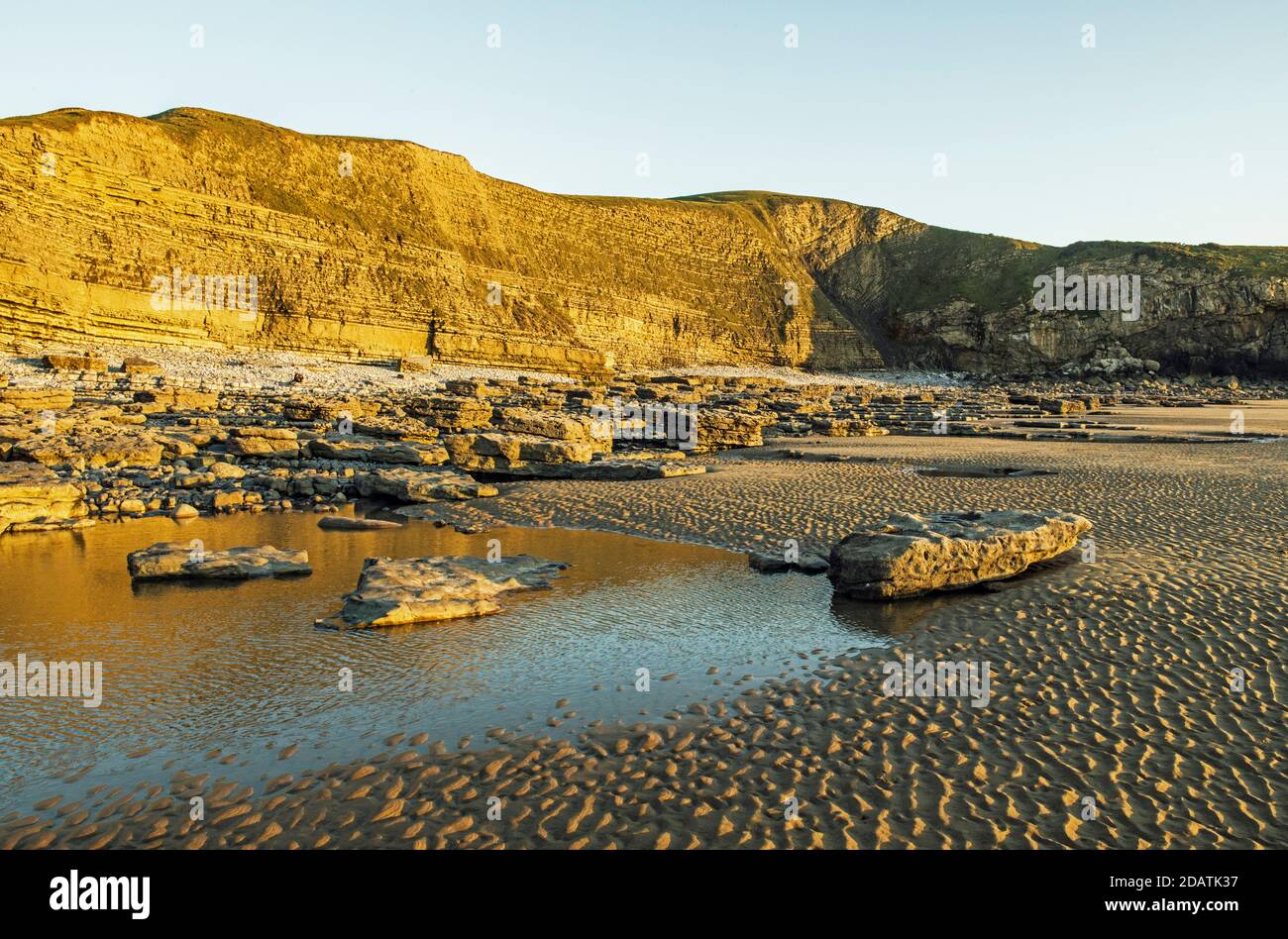 Dunraven Bay an einem Winterabend mit Blick auf die Wand an der Rückseite des Strandes befinden sich klippen Stockfoto