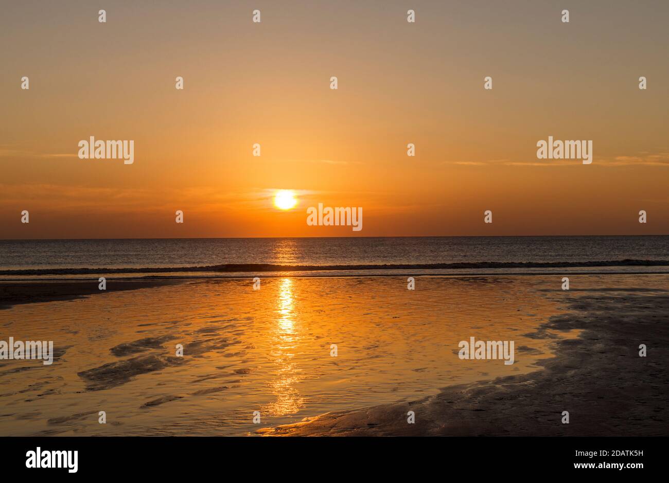 Ein Winterabend Sonnenuntergang im November in Dunraven Bay on Die Glamorgan Heritage Coast Stockfoto