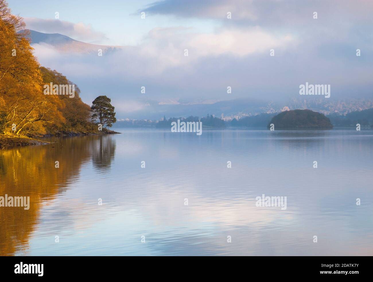 Der Nebel beginnt, über Derwent Wasser auf einem zu heben Ruhiger Herbstmorgen Stockfoto