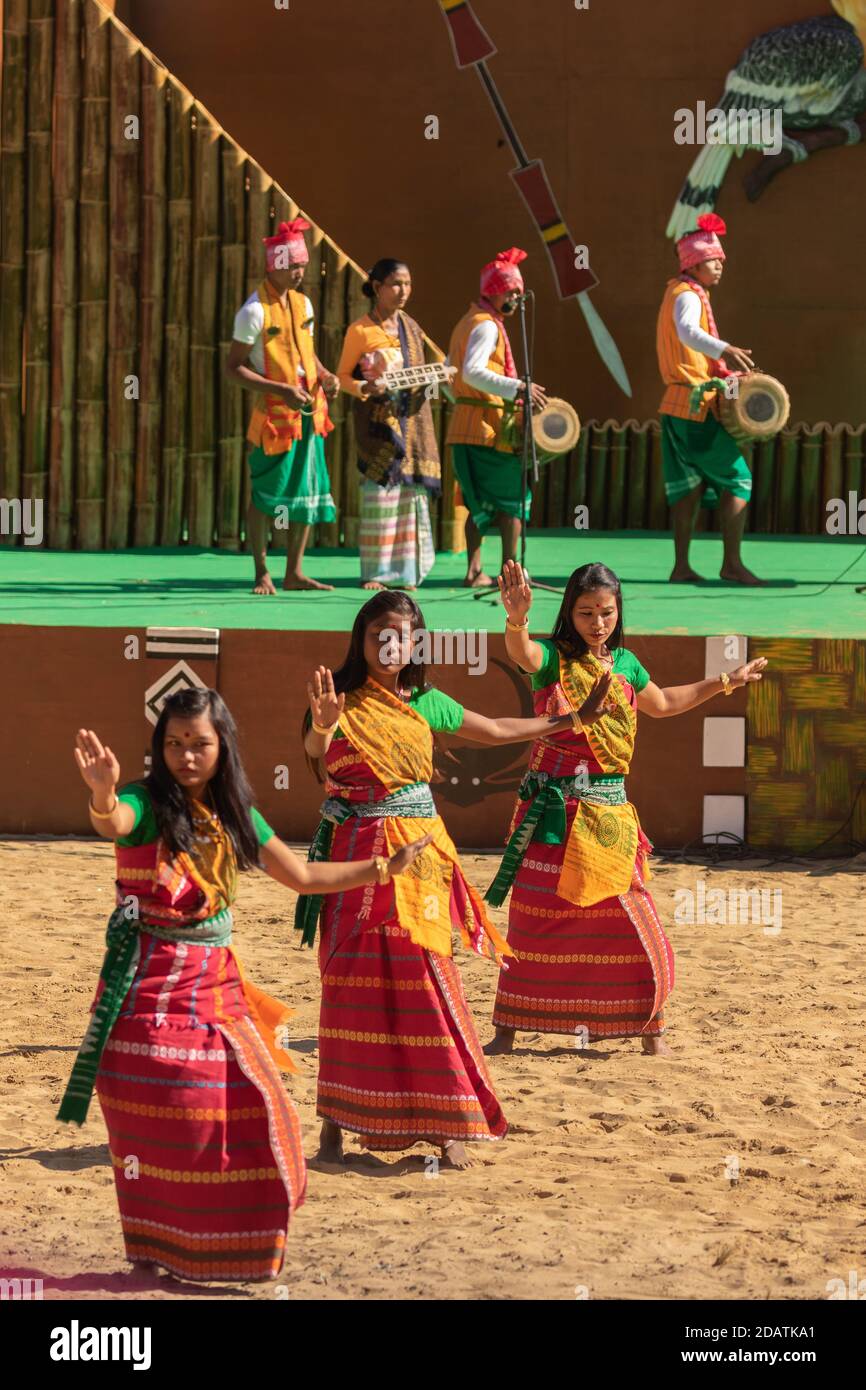 Naga Tanz wird von Frauenvolk mit Menfolk musisch gespielt durchgeführt Instrumente in Nagaland Indien während des Hornbillfestivals am 4. Dezember 2016 Stockfoto