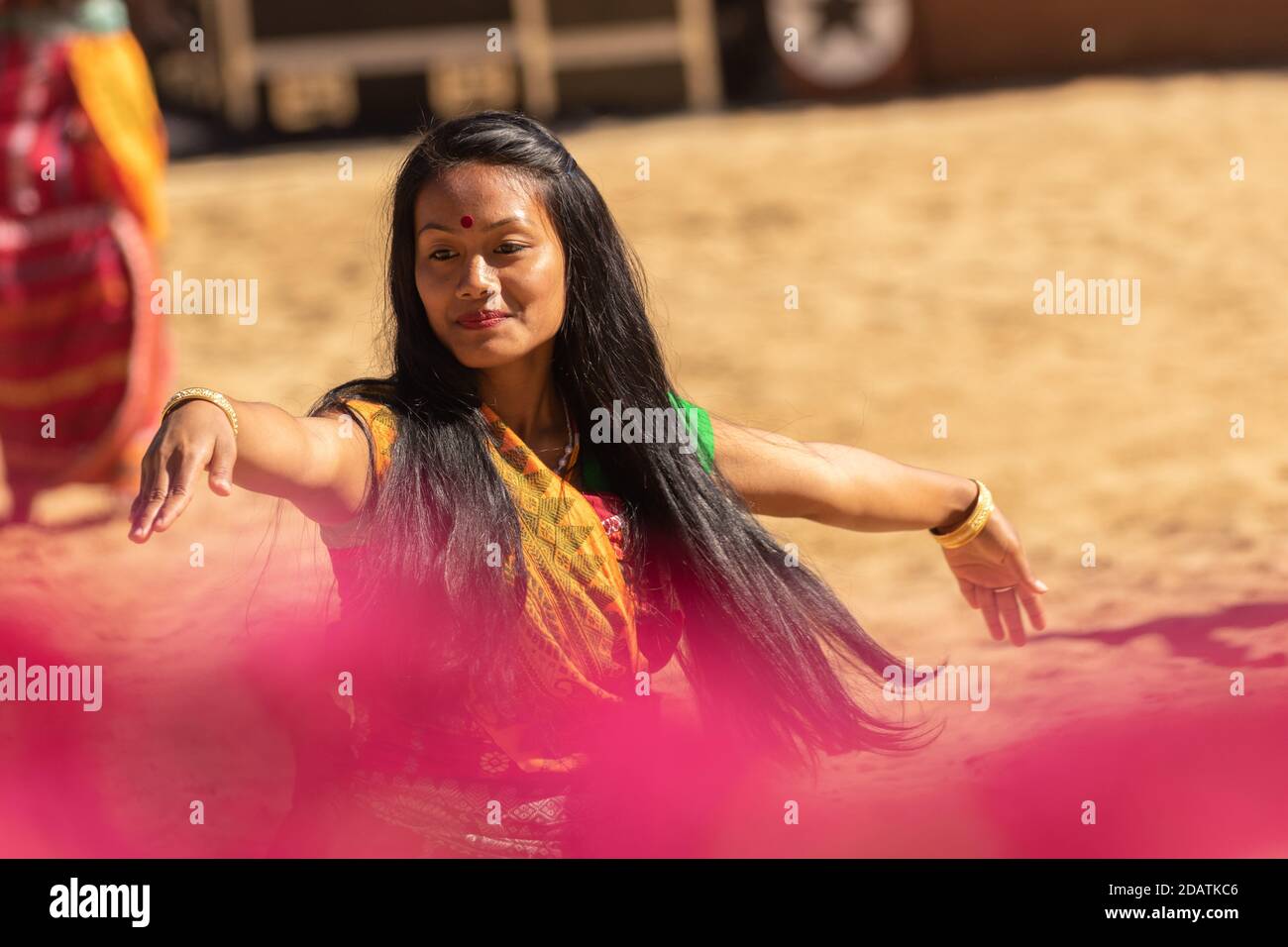 Naga Tanz wird von Frauenvolk mit Menfolk musisch gespielt durchgeführt Instrumente in Nagaland Indien während des Hornbillfestivals am 4. Dezember 2016 Stockfoto