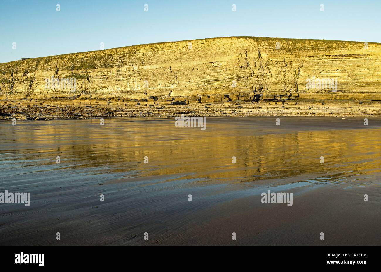 Die Kalksteinfelsen der Dunraven Bay auf dem Glamorgan Heritage Küste in Südwales Stockfoto